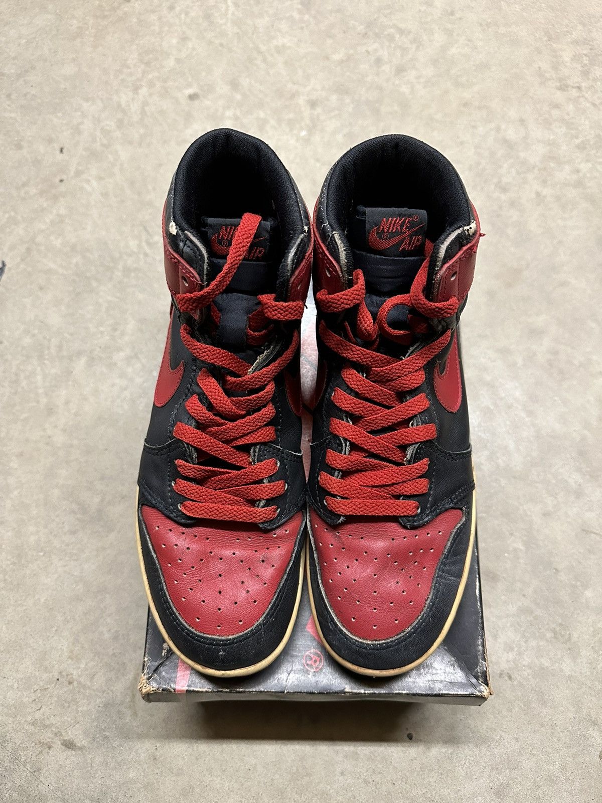 Jordan Brand Air jordan 1 bred 1985 Size US 9 / EU 42 - 2 Thumbnail