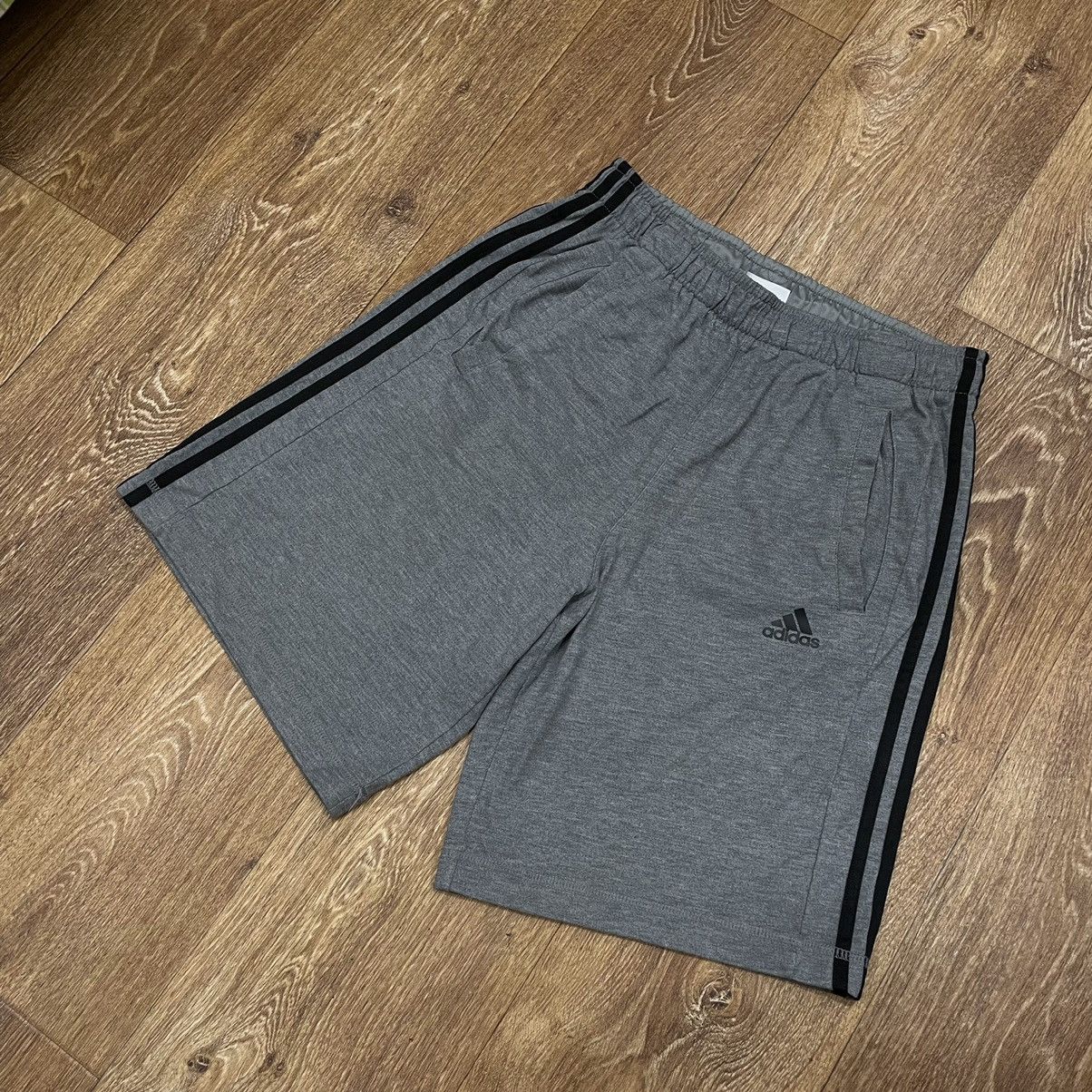 Vintage Vintage Adidas shorts y2k streetwear style 32 Size US 32 / EU 48 - 1 Thumbnail