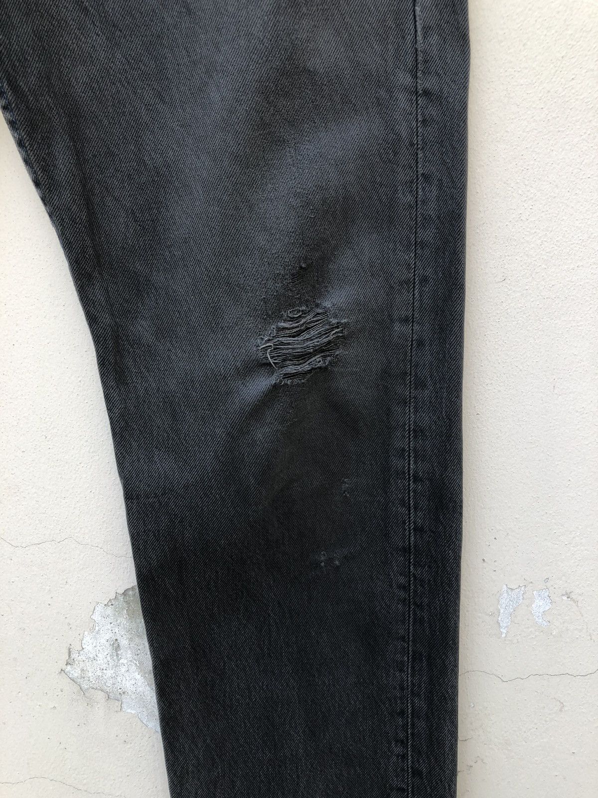 Levi's Vintage 1996 Levi’s 501 Jeans Distressed Faded Black Denim Size US 31 - 9 Thumbnail