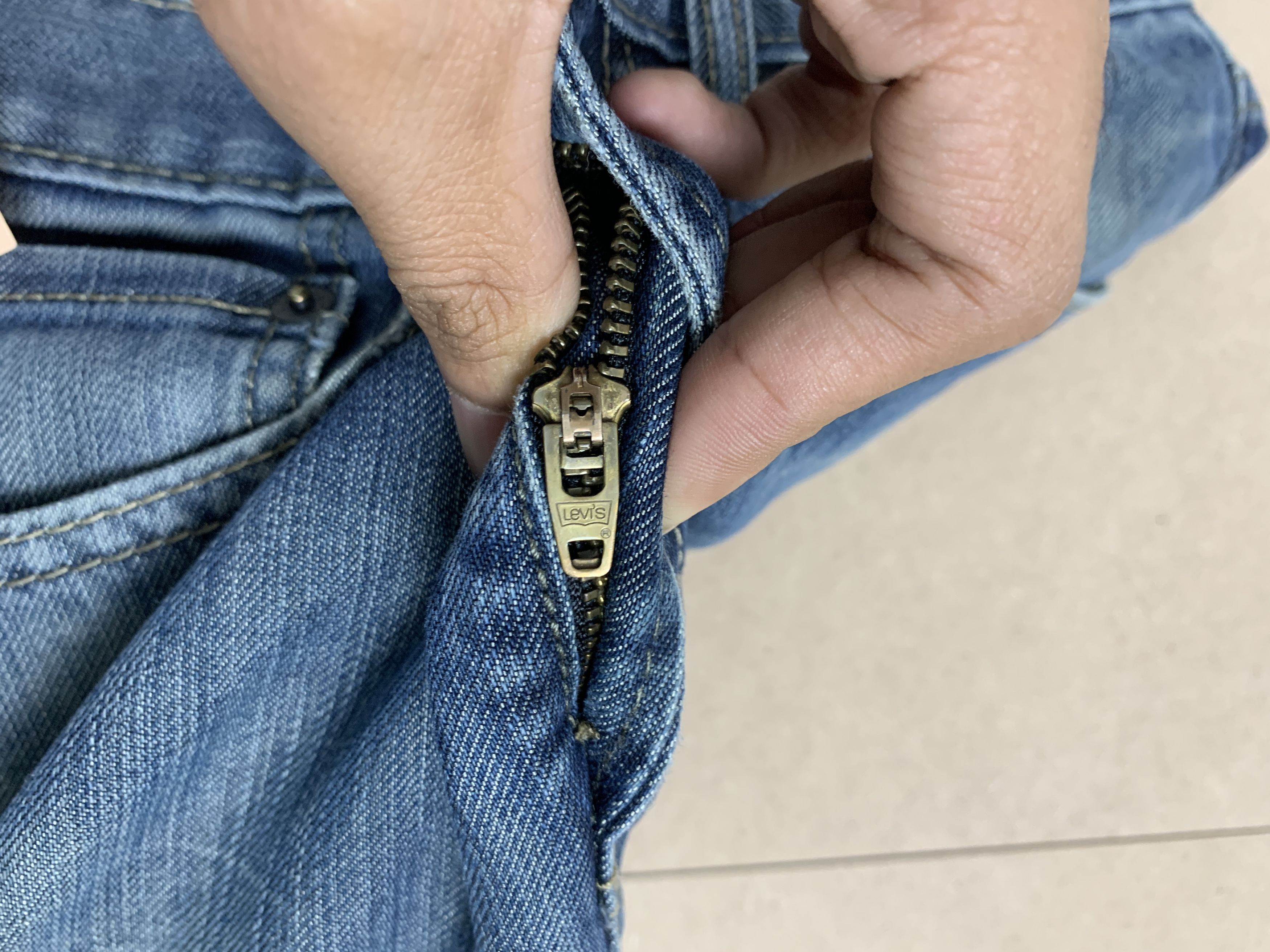 Levi's Vintage Levis 514 Striaght Cut Distressed Jeans P0355 Size US 29 - 17 Thumbnail
