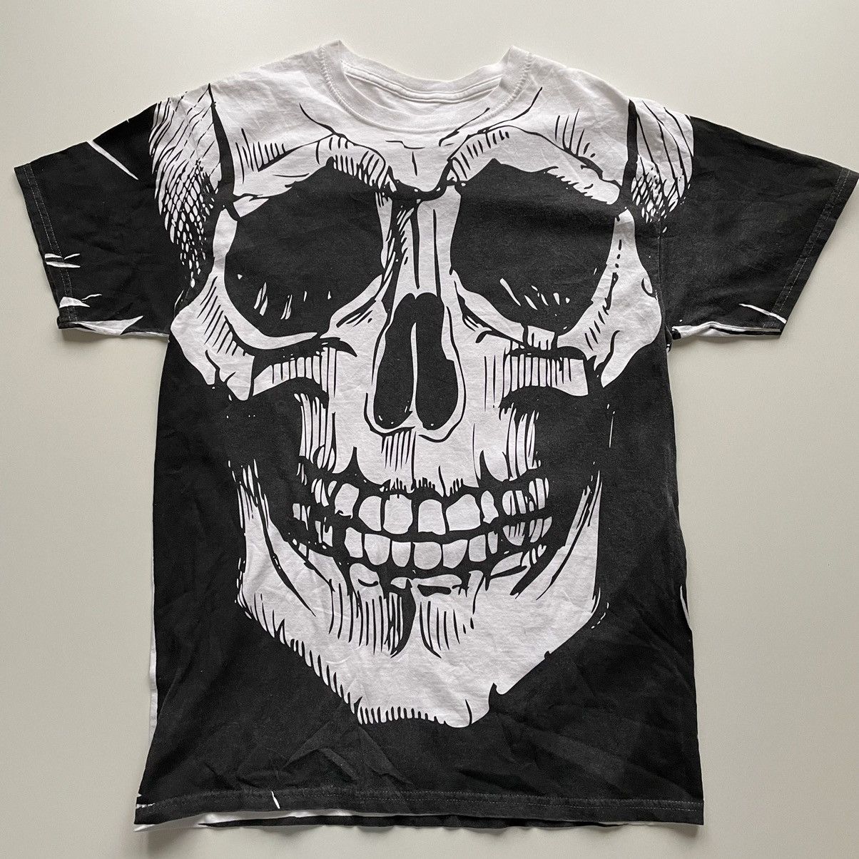 Vintage Vintage 2000s Skull AOP Art Graphic T Shirt Small White Rare Size US M / EU 48-50 / 2 - 1 Thumbnail