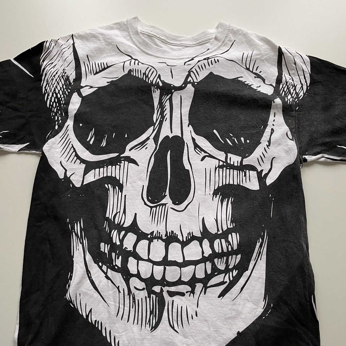 Vintage Vintage 2000s Skull AOP Art Graphic T Shirt Small White Rare Size US M / EU 48-50 / 2 - 2 Thumbnail