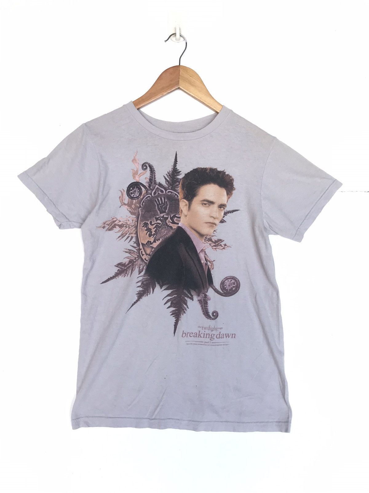 Vintage The Twillight Saga Breakiny Down Tee Shirt Size US S / EU 44-46 / 1 - 1 Thumbnail