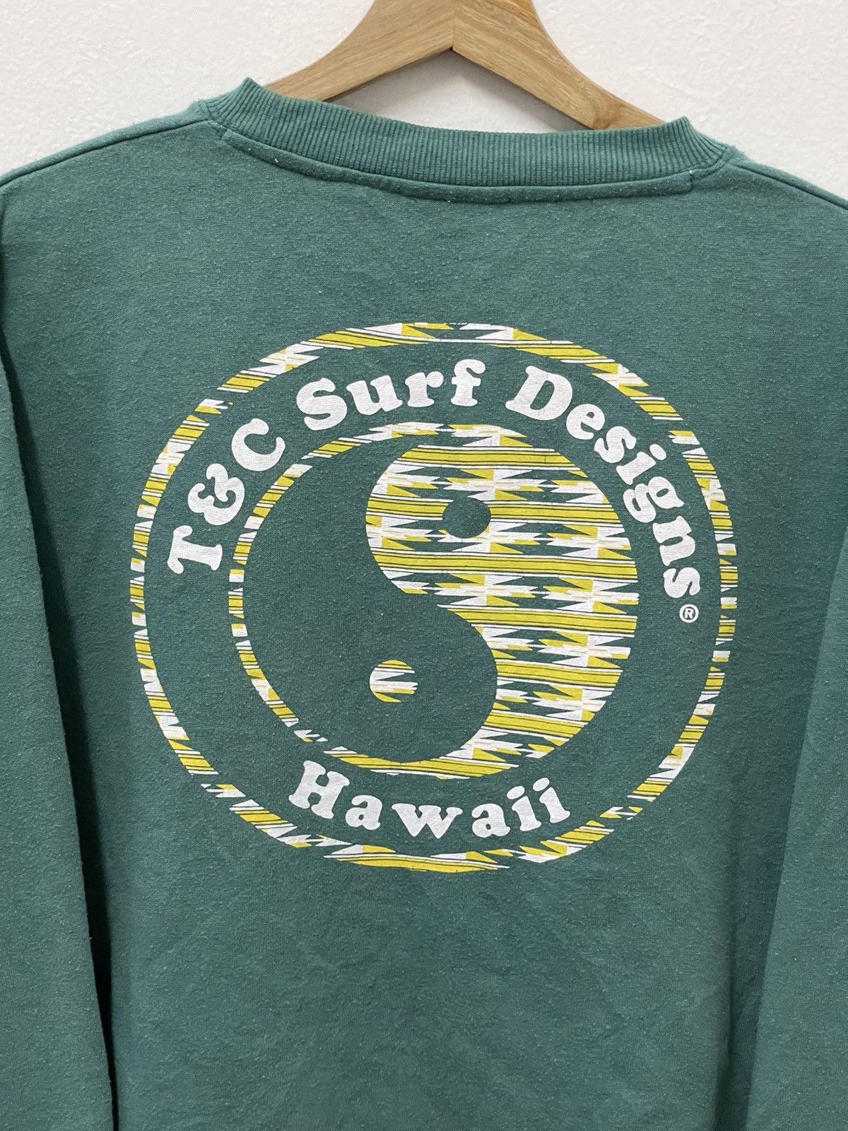 Vintage Vintage T&C Surfing Design Hawaii Ying Yang Sweatshirt Size US L / EU 52-54 / 3 - 4 Thumbnail