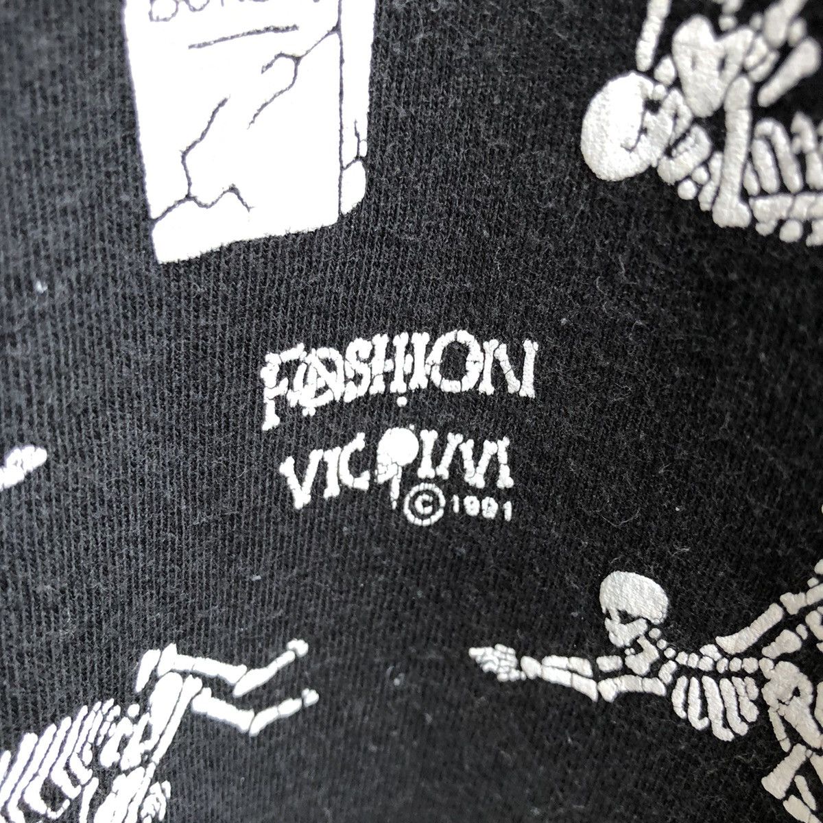 Fashion Victim × Fruit Of The Loom × Vintage Vintage 90s Fashion Victim Just Bone Me Single Stitch Tee Size US M / EU 48-50 / 2 - 3 Thumbnail