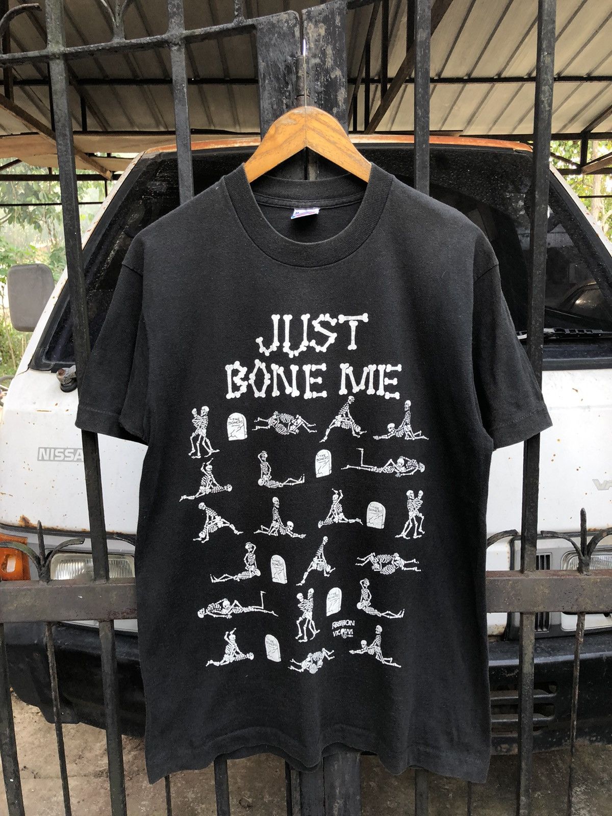 Fashion Victim × Fruit Of The Loom × Vintage Vintage 90s Fashion Victim Just Bone Me Single Stitch Tee Size US M / EU 48-50 / 2 - 1 Thumbnail