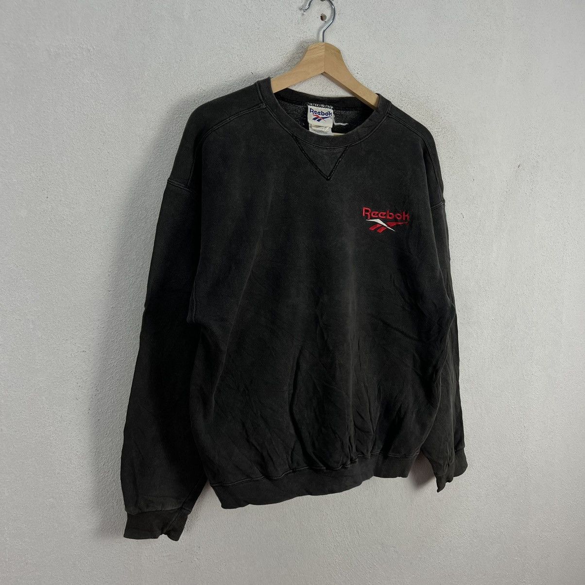 Japanese Brand VINTAGE REEBOK SWEATSHIRT BIG LOGO FADED BY SUN DESIGN Size US S / EU 44-46 / 1 - 2 Thumbnail