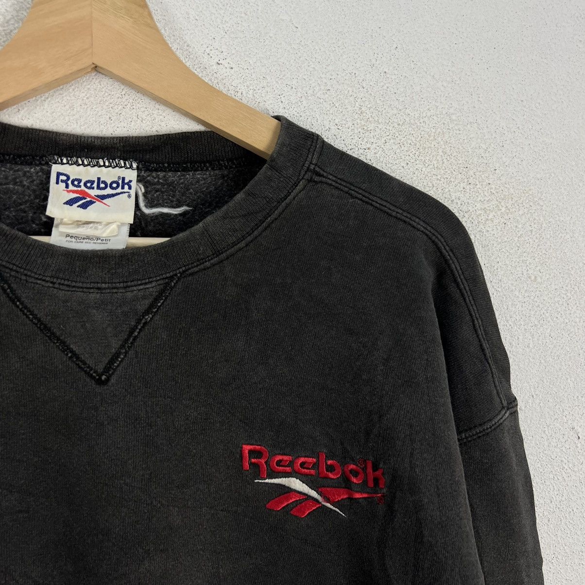 Japanese Brand VINTAGE REEBOK SWEATSHIRT BIG LOGO FADED BY SUN DESIGN Size US S / EU 44-46 / 1 - 4 Thumbnail