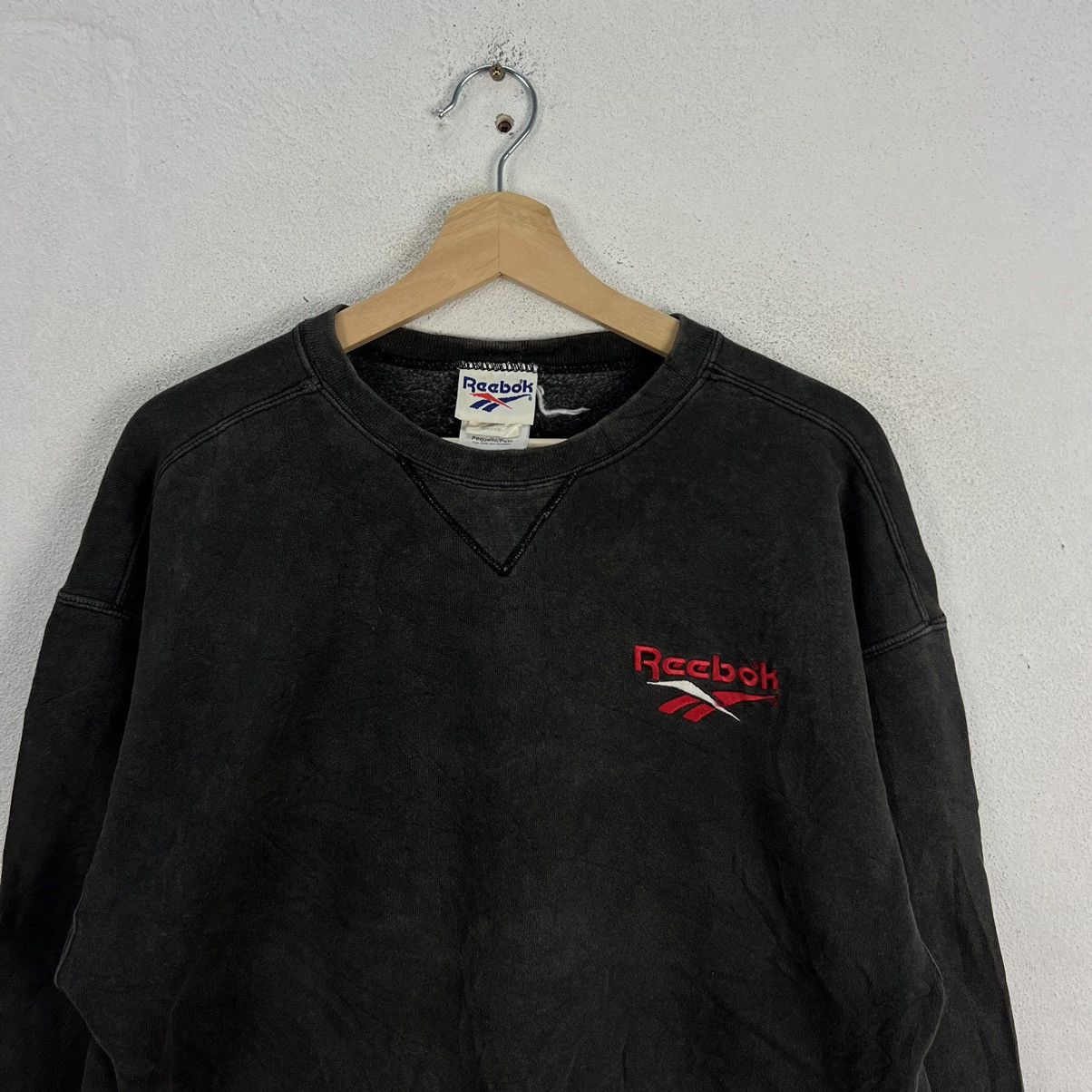 Japanese Brand VINTAGE REEBOK SWEATSHIRT BIG LOGO FADED BY SUN DESIGN Size US S / EU 44-46 / 1 - 3 Thumbnail