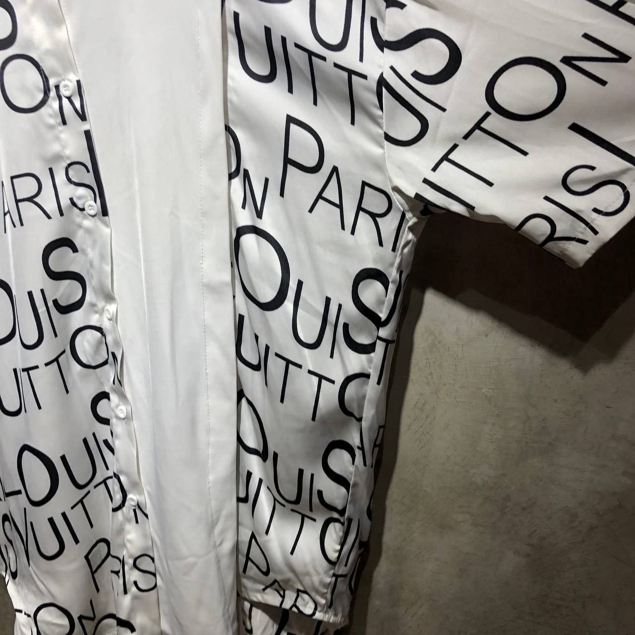 Louis Vuitton Louis Vuitton Asymmetric all over print Button down shirt Size US XL / EU 56 / 4 - 5 Thumbnail