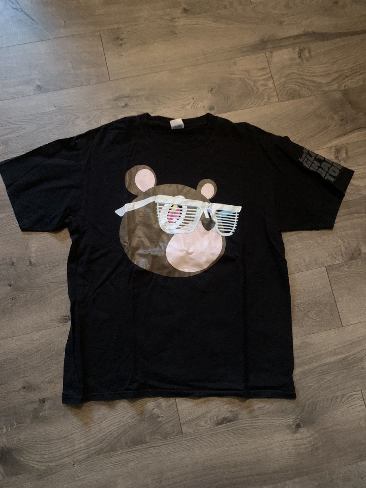 T-shirt Kanye West X Takashi Murakami Glow In The Dark Tour 2007 - Bleu/jaune - Taille M - Occasion TB
