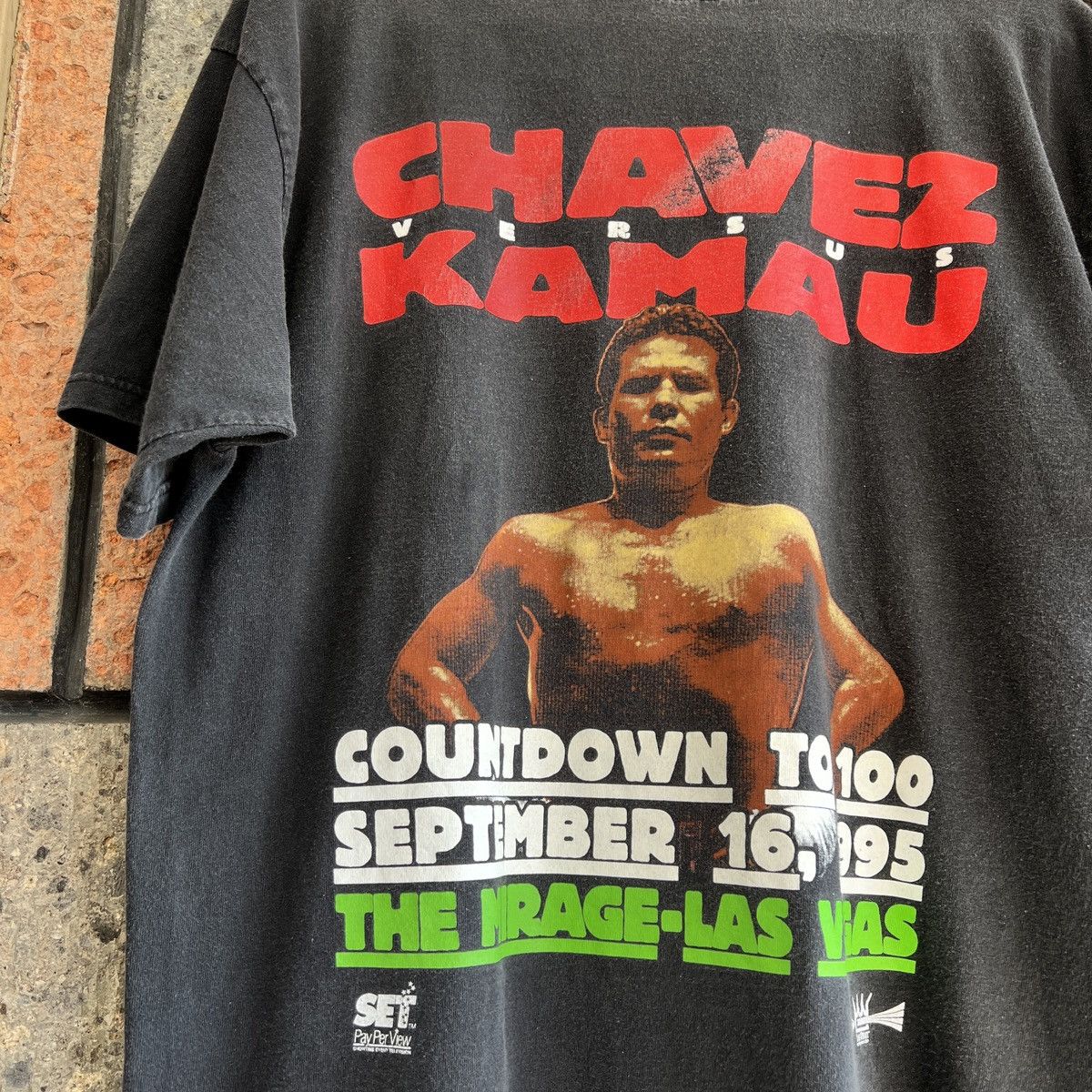 Tultex VTG 1995 Julio Cesar Chavez VS. David Kamau Boxing Tee Shirt Size US XL / EU 56 / 4 - 4 Thumbnail