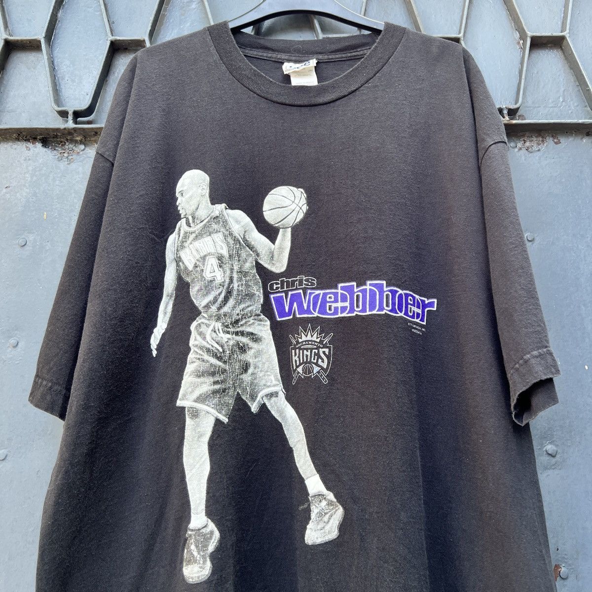 NBA × Vintage ‘90s Chris Webber Sacramento Kings NBA Basketball Tee Shirt Size US XXL / EU 58 / 5 - 1 Thumbnail