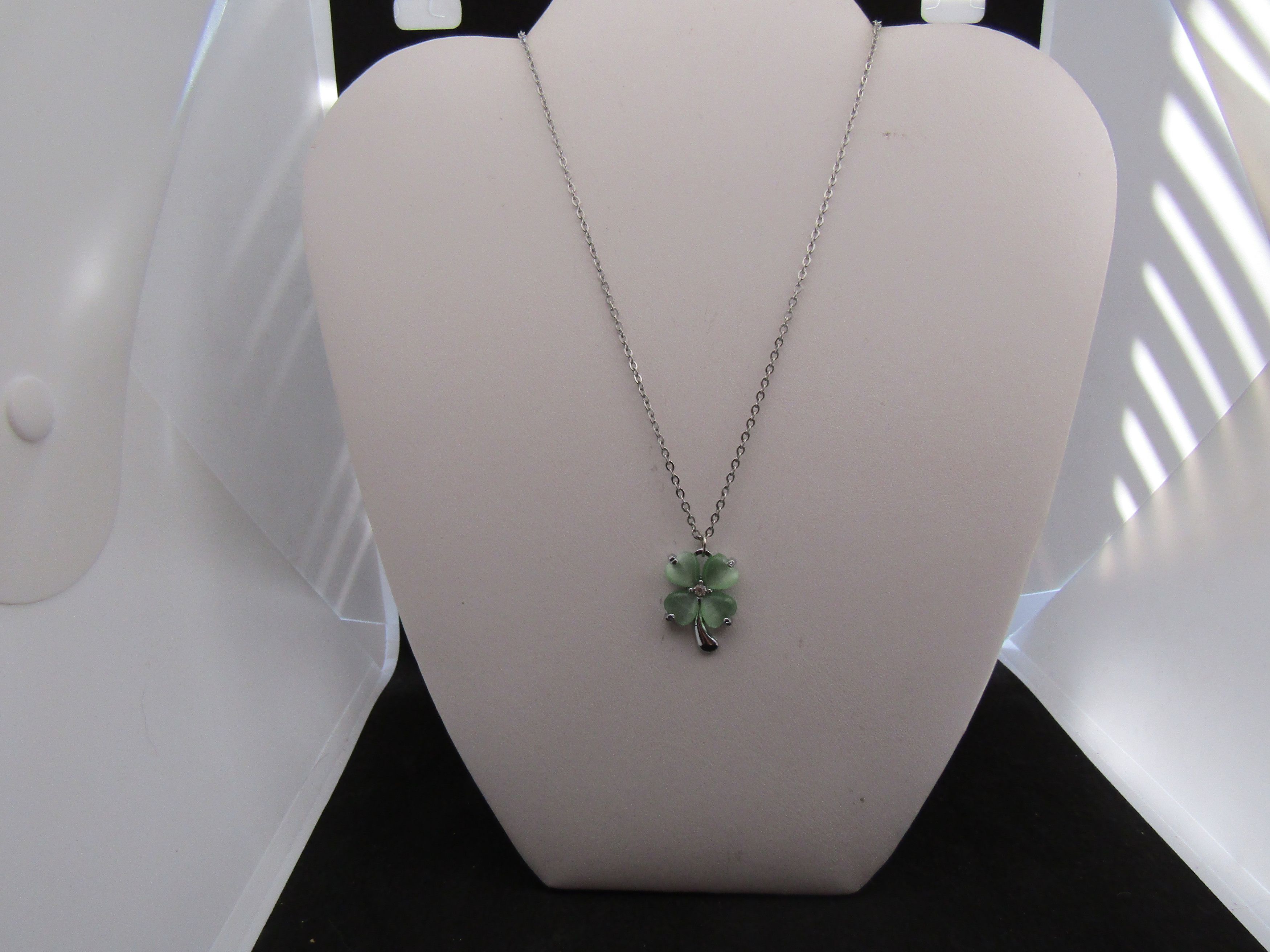 Jewelry Green Lucky Leaf Chain Necklace Size ONE SIZE - 1 Thumbnail