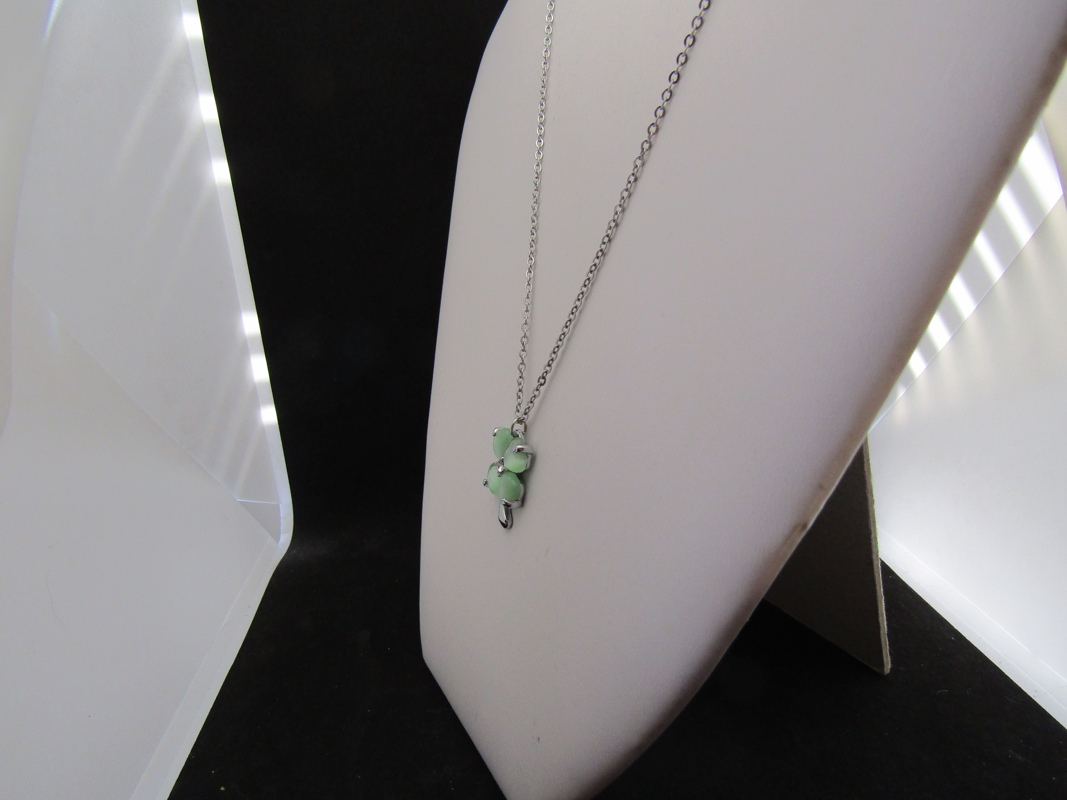 Jewelry Green Lucky Leaf Chain Necklace Size ONE SIZE - 2 Thumbnail