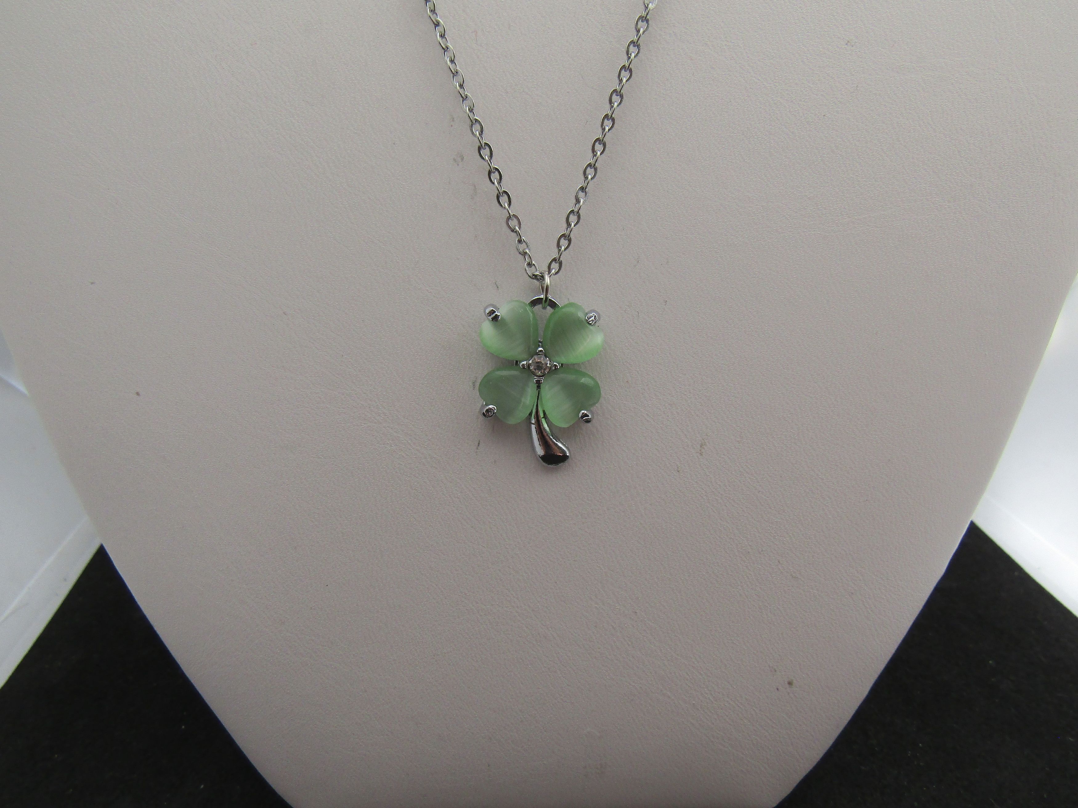 Jewelry Green Lucky Leaf Chain Necklace Size ONE SIZE - 3 Thumbnail