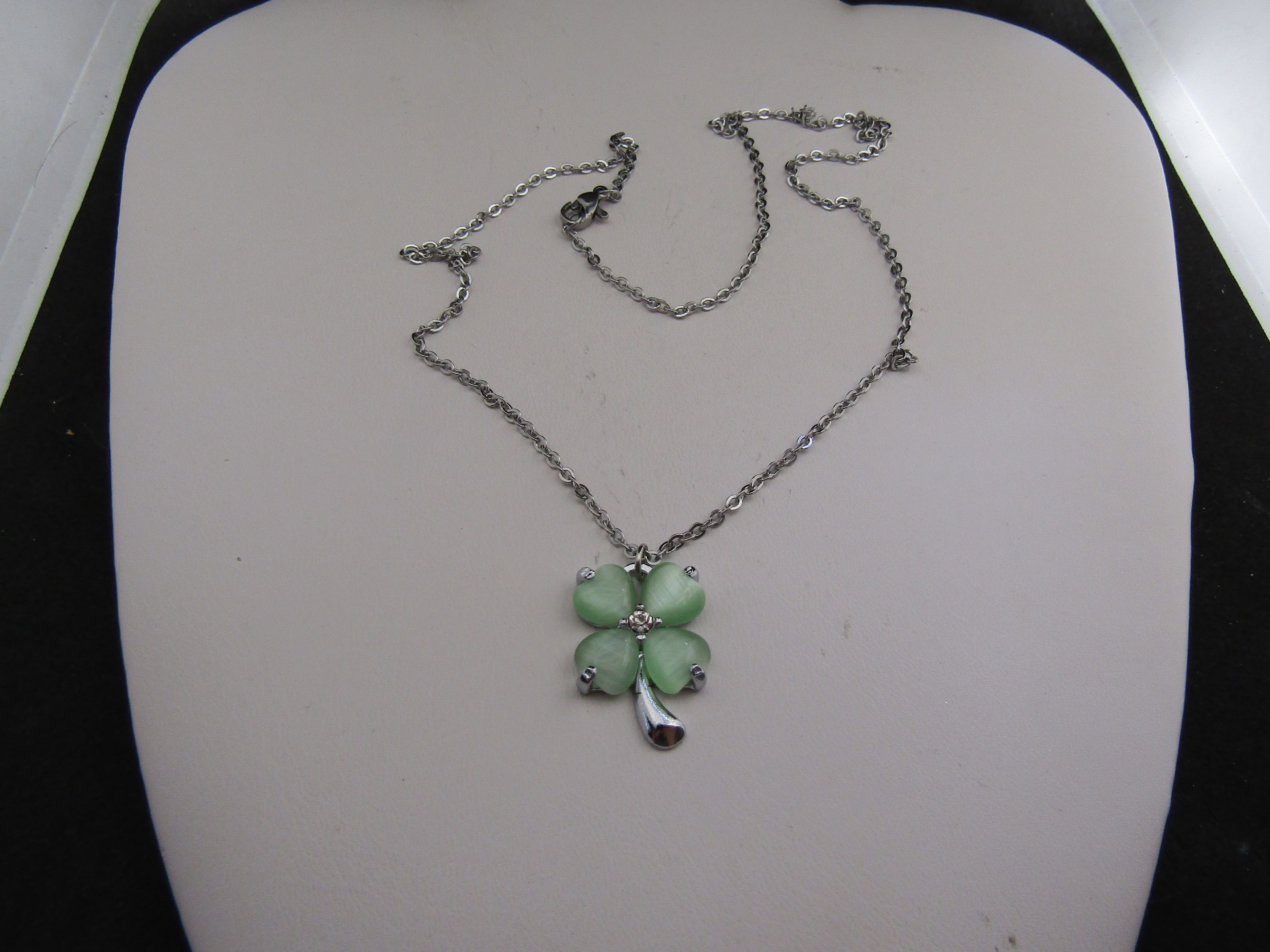 Jewelry Green Lucky Leaf Chain Necklace Size ONE SIZE - 4 Thumbnail