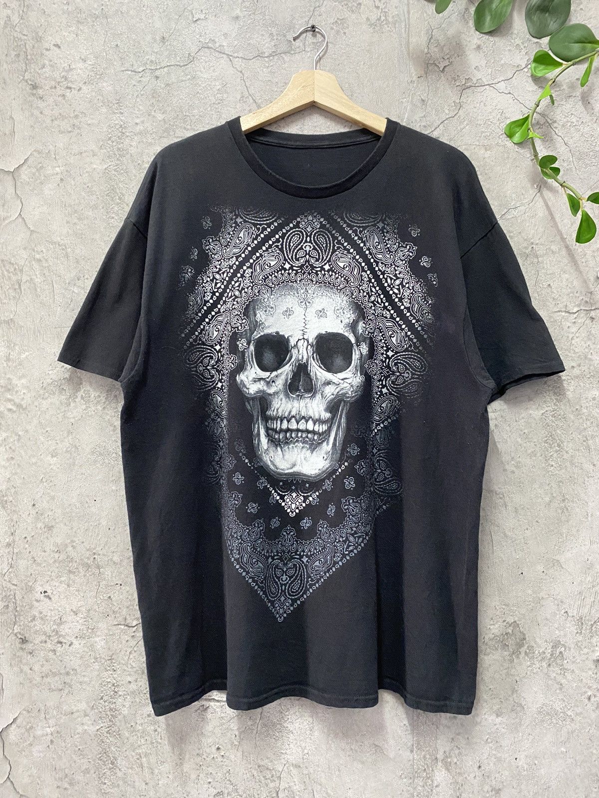 image of Fashion Victim x Skulls Vintage Skull Bandana Paisley Tshirt in Black, Men's (Size XL)