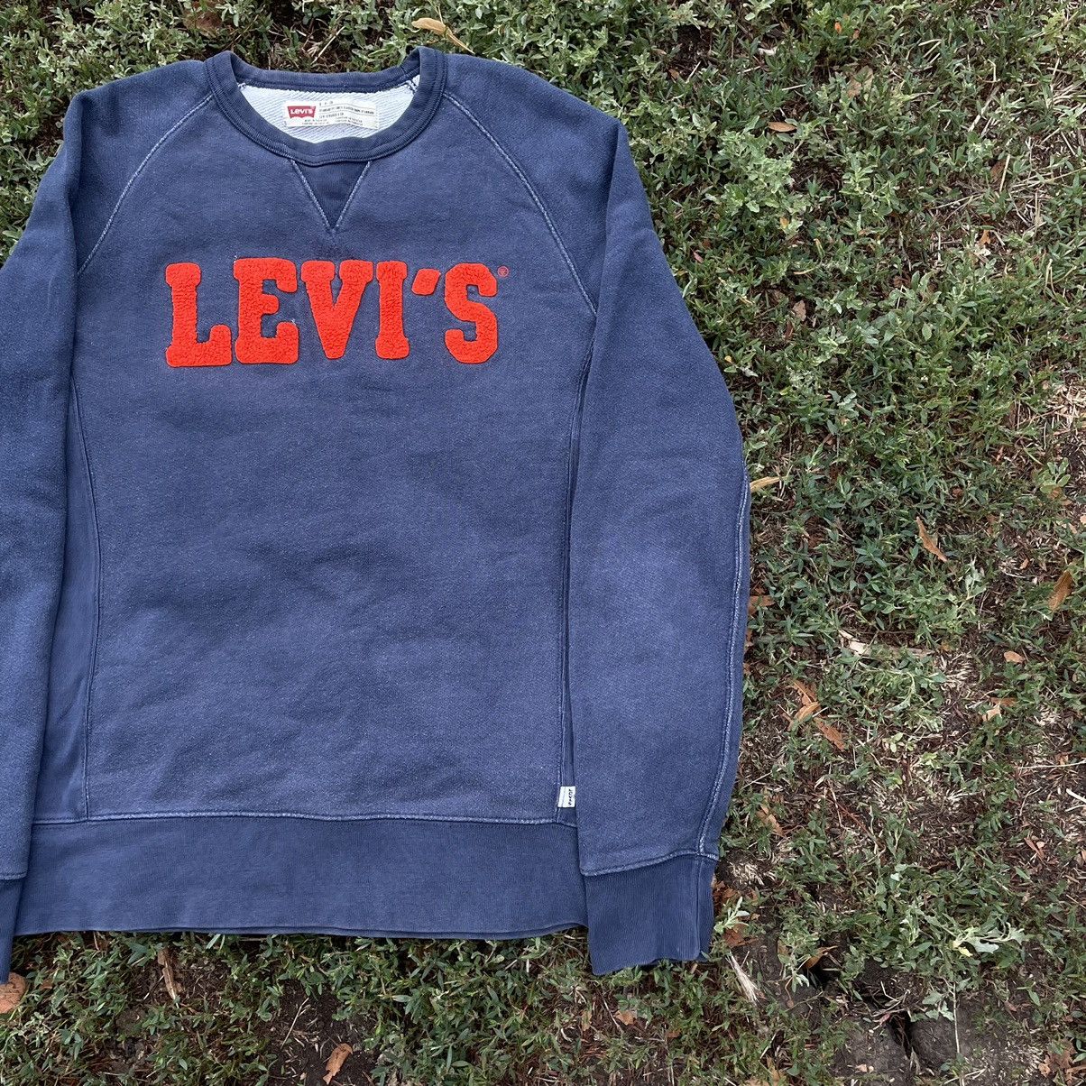 Vintage Vintage Y2K Levi's Faded Logo Crewneck Sweatshirt Goth S Size US S / EU 44-46 / 1 - 3 Thumbnail