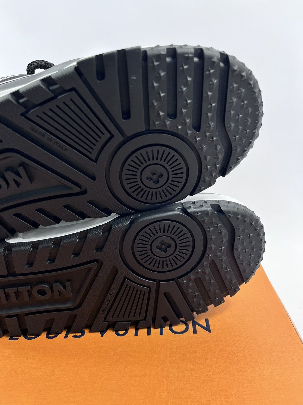 Louis Vuitton MAXI SNEAKERS Size US 9 / EU 42 - 15 Thumbnail