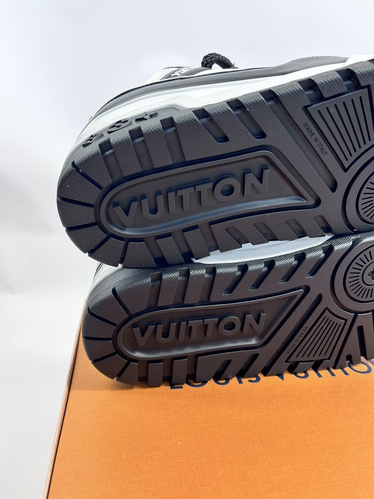 Louis Vuitton MAXI SNEAKERS Size US 9 / EU 42 - 14 Thumbnail