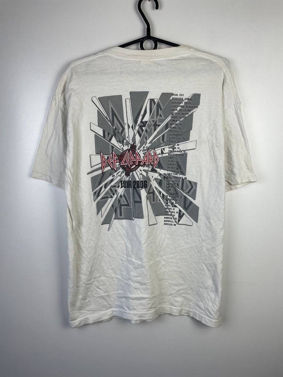 Vintage Def Lepard vintage t-shirt size L Size US L / EU 52-54 / 3 - 8 Thumbnail
