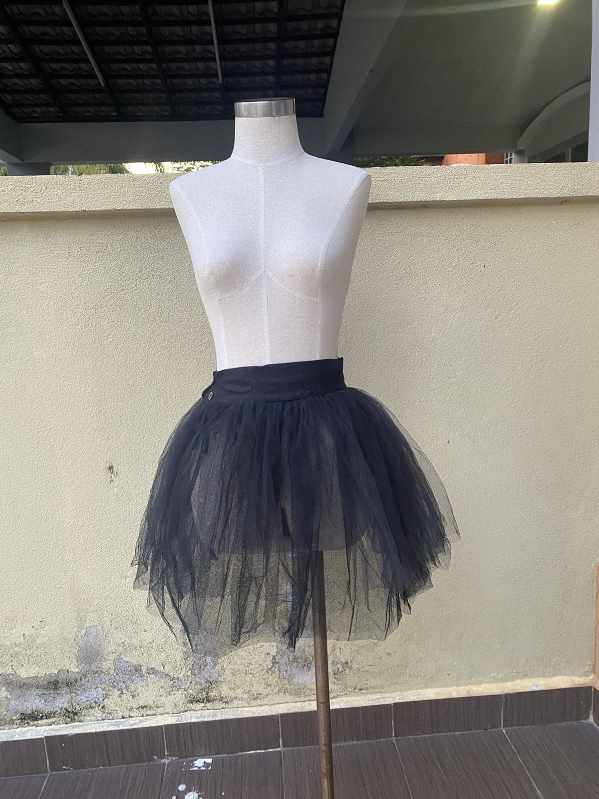 Dolce & Gabbana vintage black tulle mini skirt Size 25" / US 0 / IT 36 - 9 Thumbnail