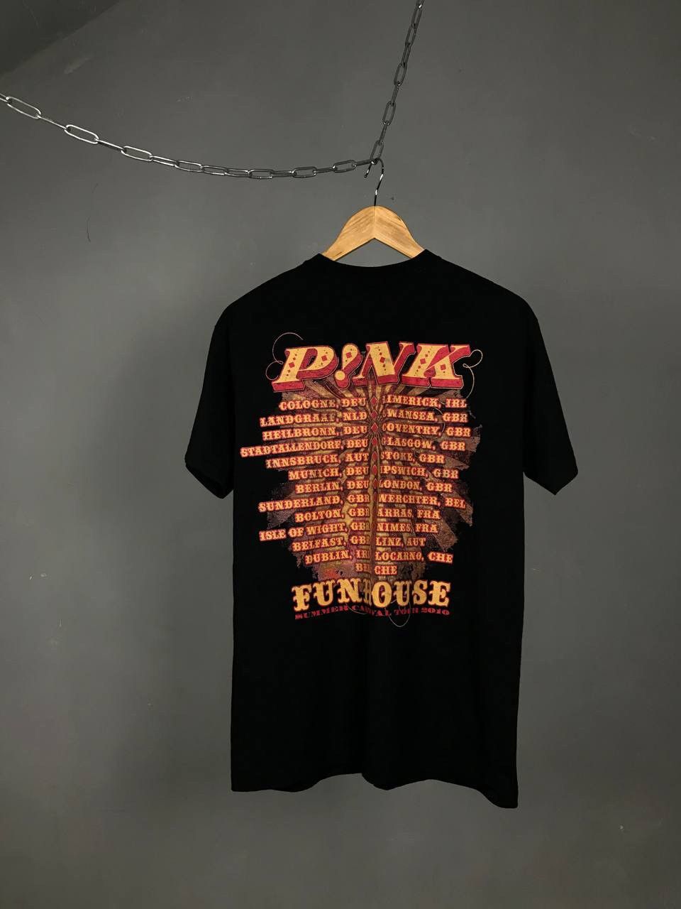 Band Tees Pink 2010 vintage rock band tour tee Size US M / EU 48-50 / 2 - 5 Thumbnail