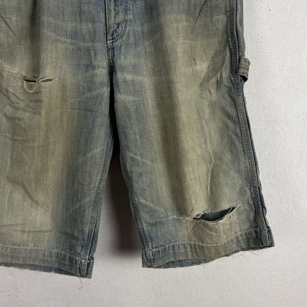 Carhartt VINTAGE CARHARTT SHORT DENIM PANTS DISTRESSED DESIGN WEAR Size US 34 / EU 50 - 4 Thumbnail