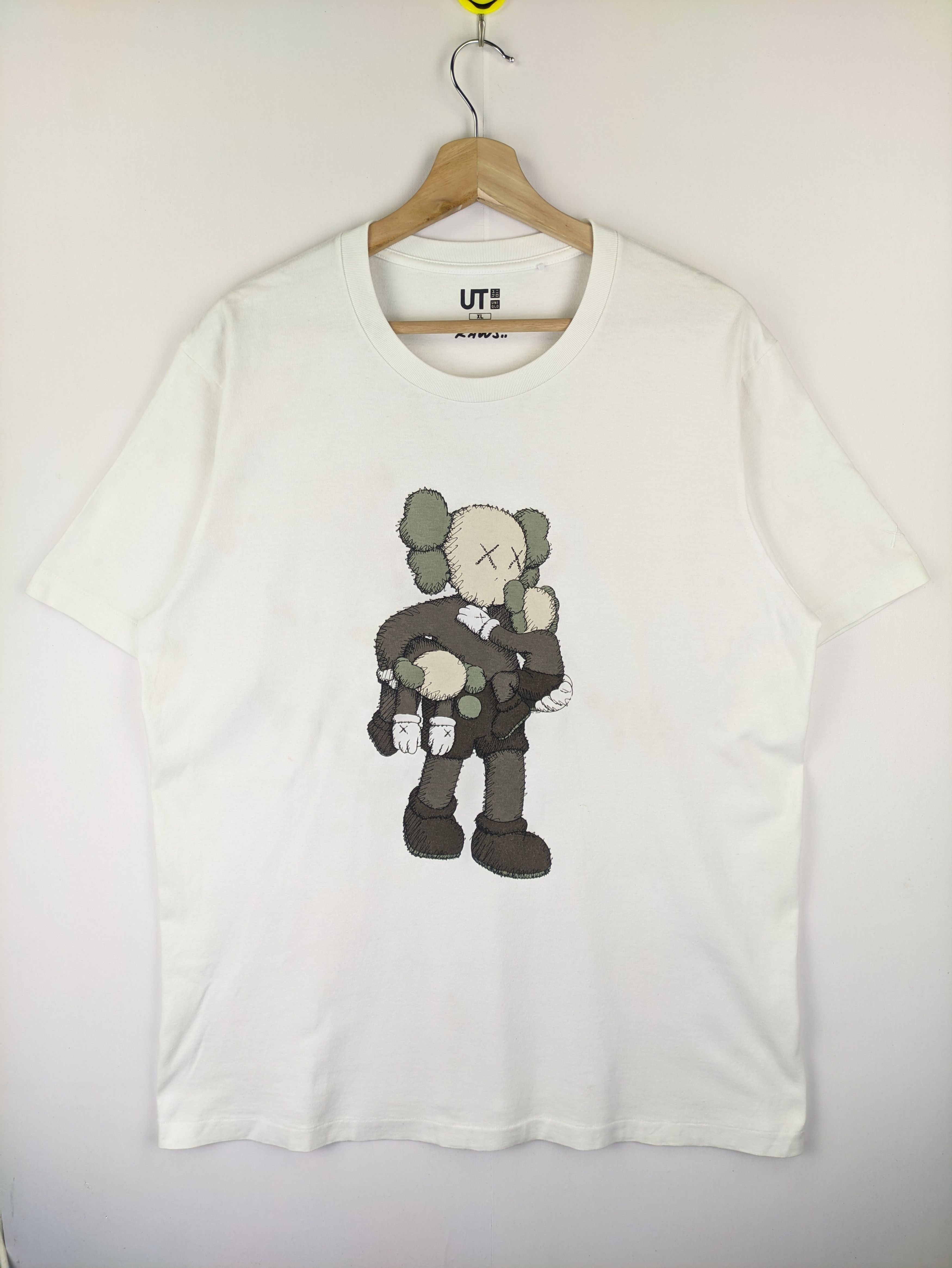 Japanese Brand × Kaws × Uniqlo Steals🔥Kaws X Uniqlo T Shirt Size US L / EU 52-54 / 3 - 1 Thumbnail