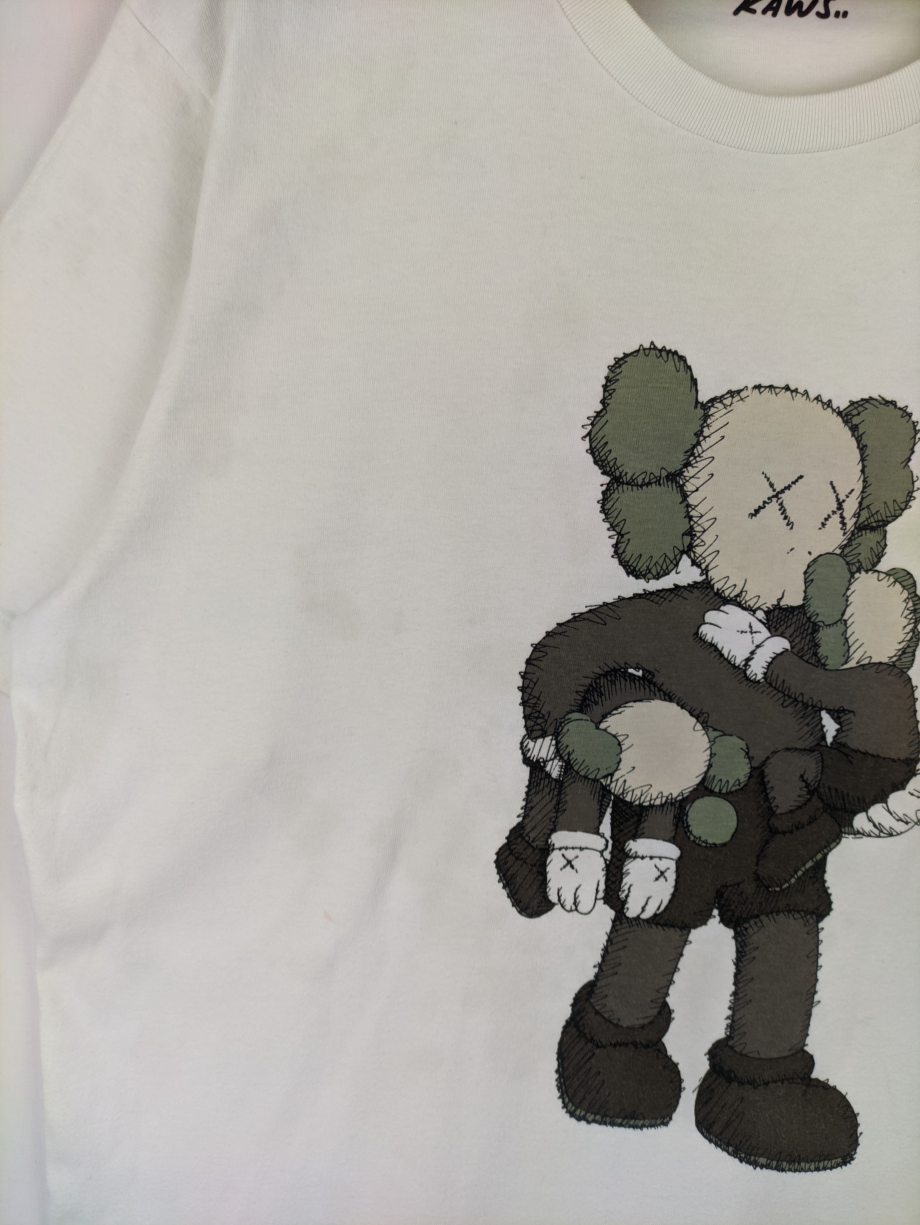 Japanese Brand × Kaws × Uniqlo Steals🔥Kaws X Uniqlo T Shirt Size US L / EU 52-54 / 3 - 5 Thumbnail