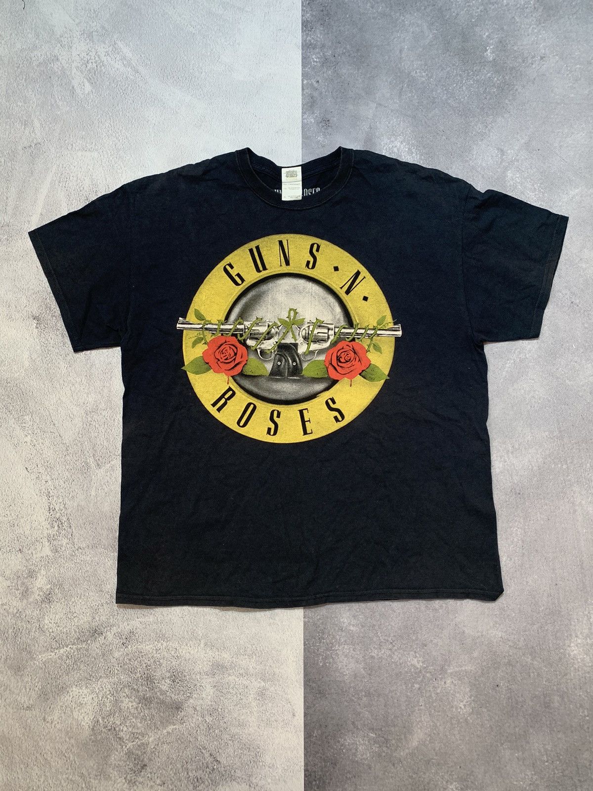 Band Tees × Vintage Vintage Y2K Guns N Roses sun faded band tee Big Logo size XL Size US XL / EU 56 / 4 - 1 Thumbnail