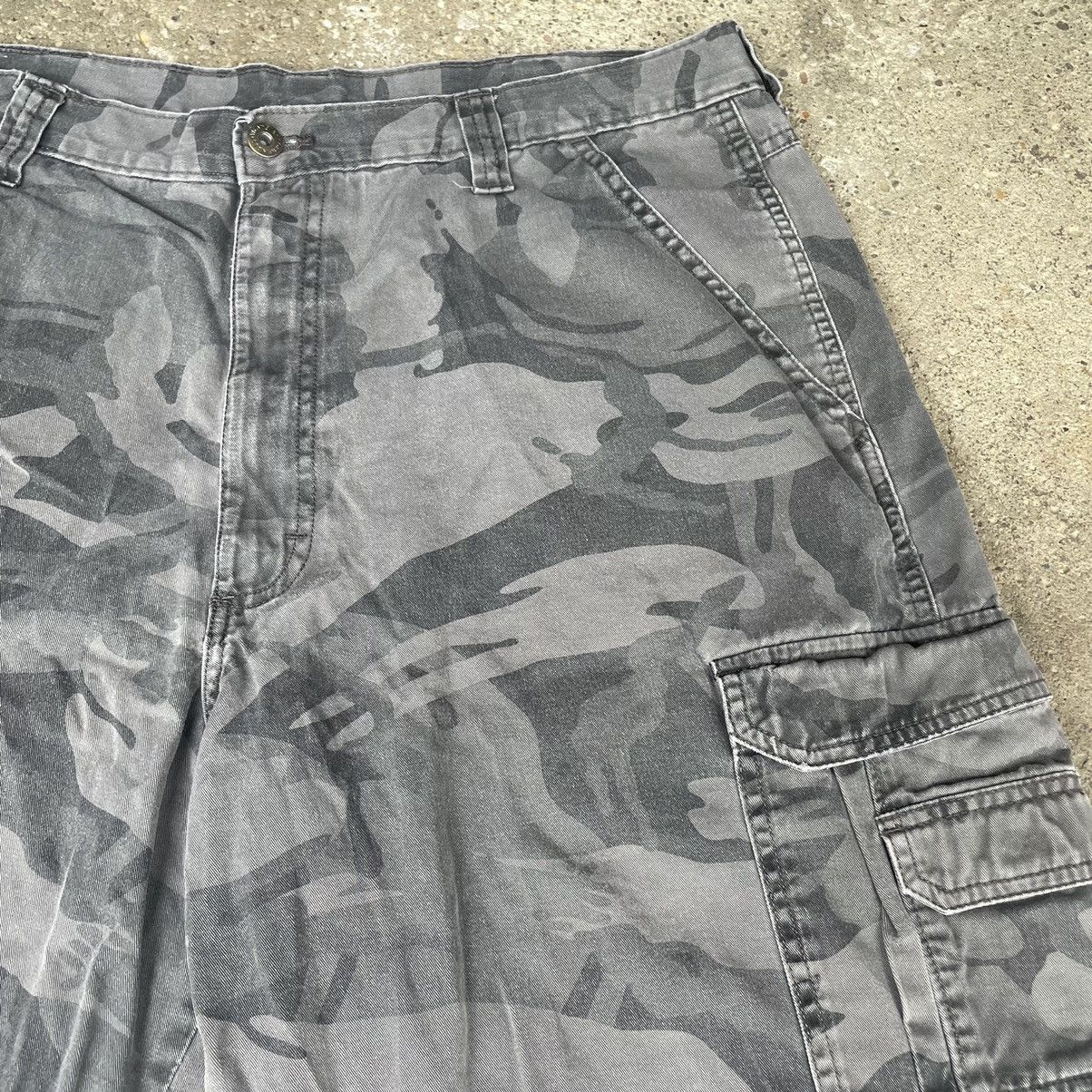 Vintage × Wrangler VINTAGE Y2K WRANGLER URBAN CAMO BAGGY CARGO SHORTS Size US 36 / EU 52 - 4 Thumbnail