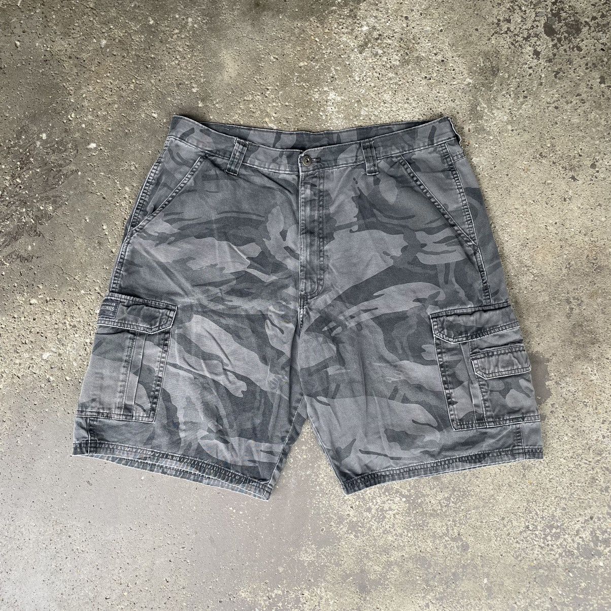 Vintage × Wrangler VINTAGE Y2K WRANGLER URBAN CAMO BAGGY CARGO SHORTS Size US 36 / EU 52 - 1 Thumbnail