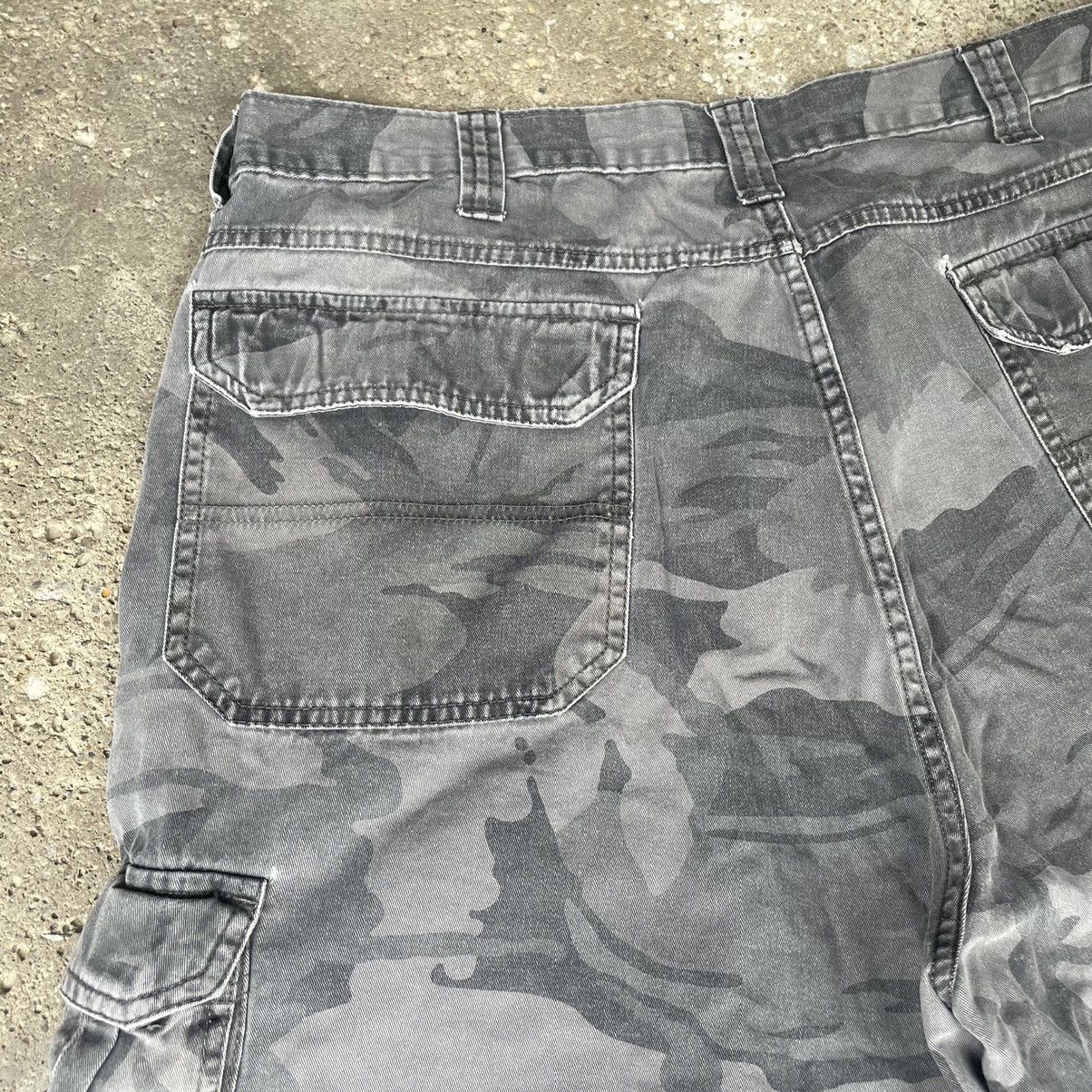 Vintage × Wrangler VINTAGE Y2K WRANGLER URBAN CAMO BAGGY CARGO SHORTS Size US 36 / EU 52 - 7 Thumbnail