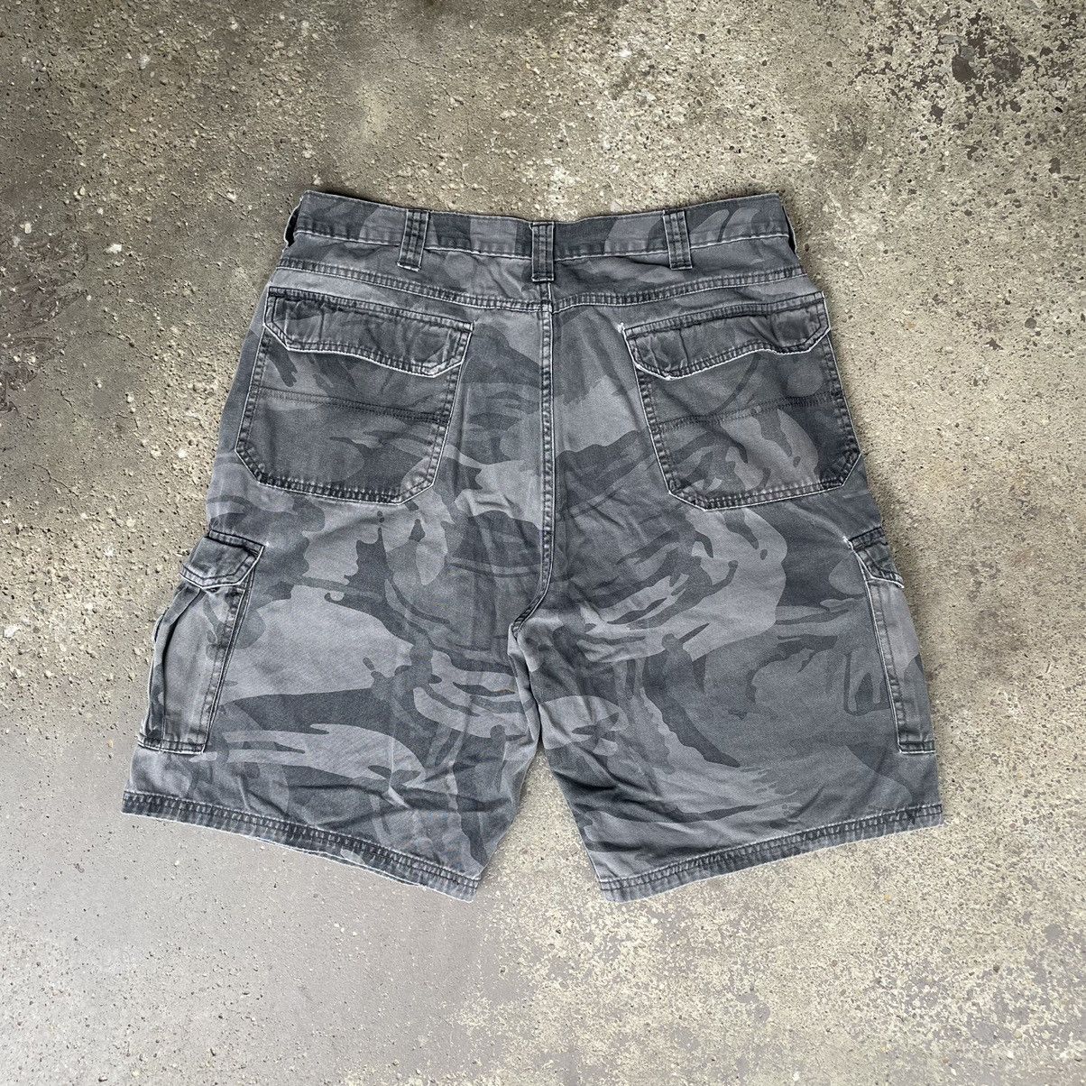 Vintage × Wrangler VINTAGE Y2K WRANGLER URBAN CAMO BAGGY CARGO SHORTS Size US 36 / EU 52 - 2 Thumbnail