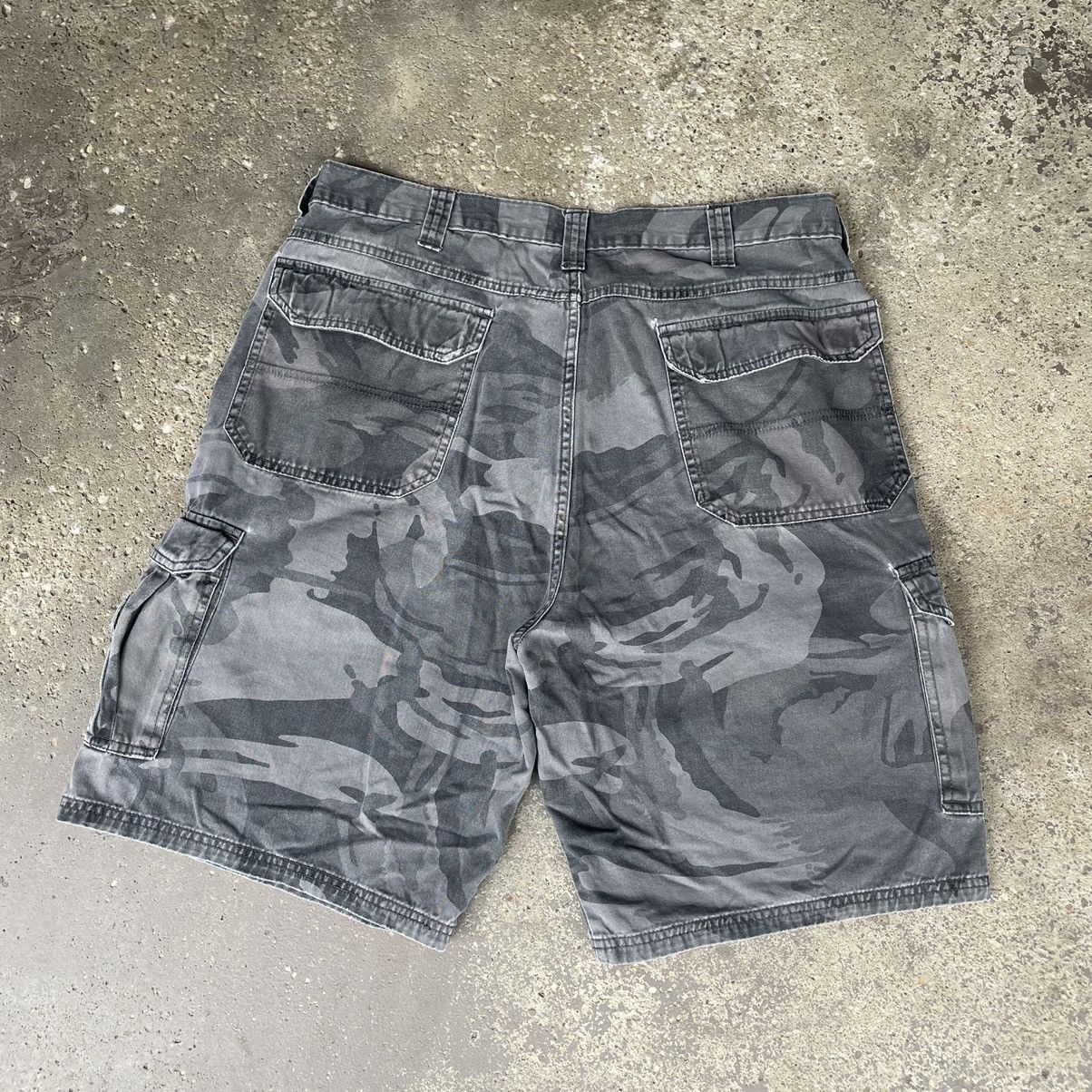 Vintage × Wrangler VINTAGE Y2K WRANGLER URBAN CAMO BAGGY CARGO SHORTS Size US 36 / EU 52 - 6 Thumbnail