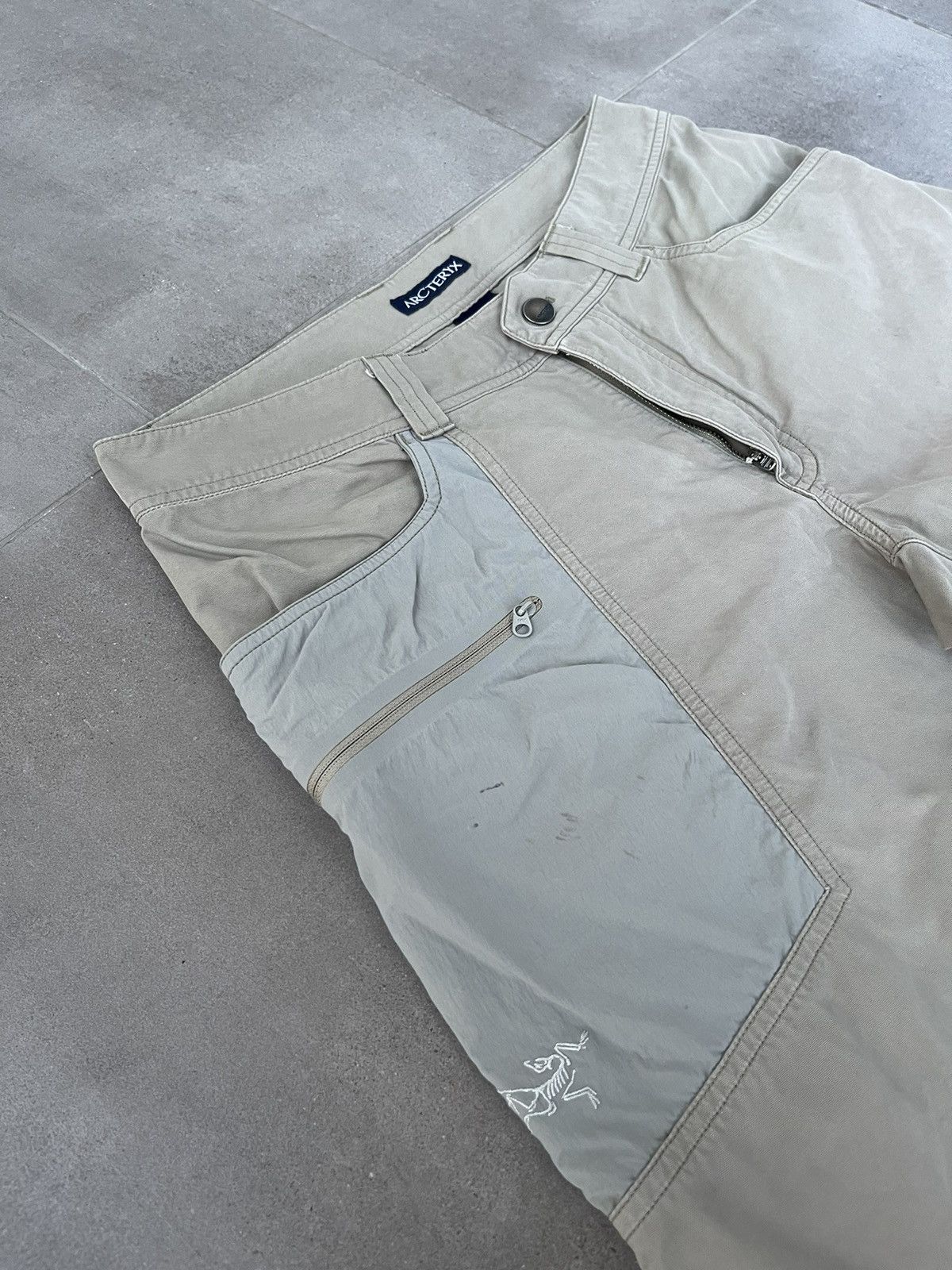 Arc'teryx Arc'Teryx Technical Beige Cargo Track Shorts Size US 32 / EU 48 - 8 Thumbnail