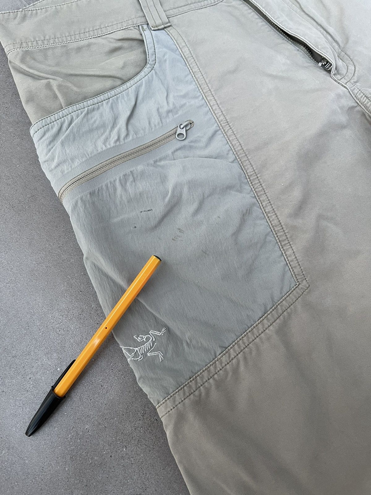 Arc'teryx Arc'Teryx Technical Beige Cargo Track Shorts Size US 32 / EU 48 - 15 Thumbnail
