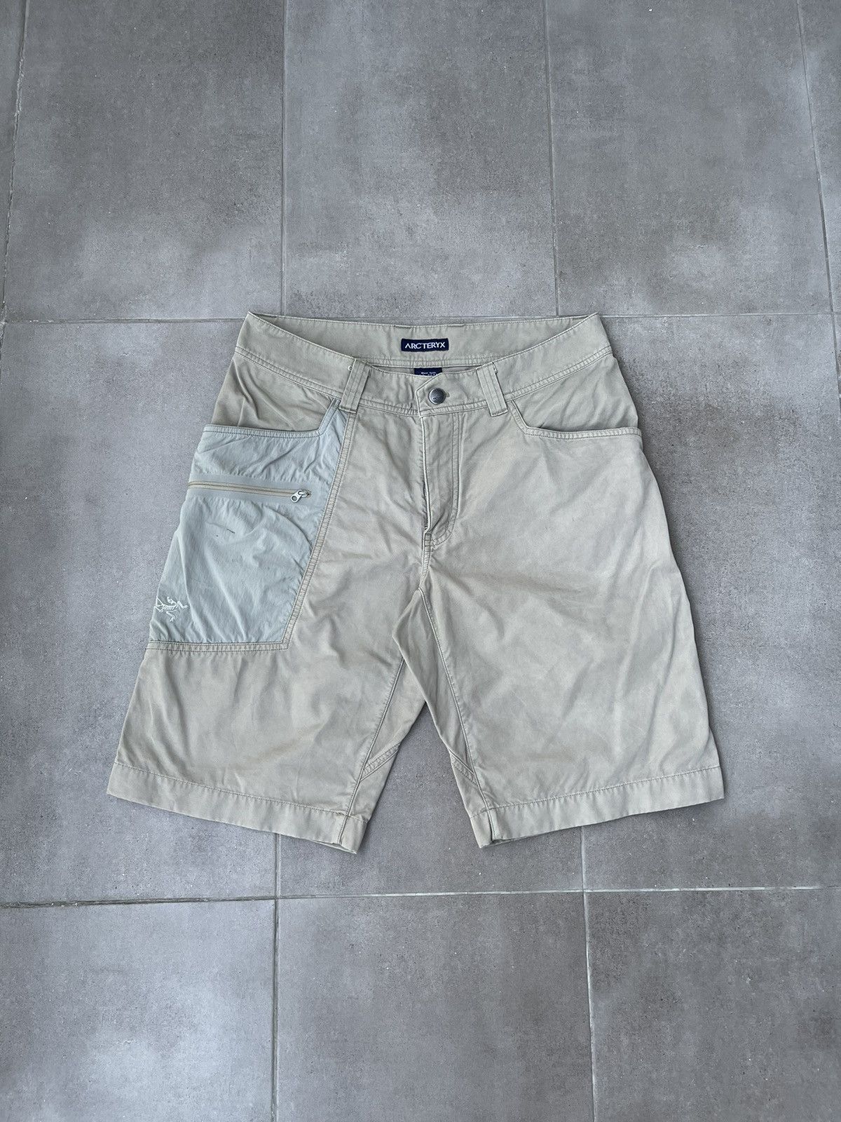 Arc'teryx Arc'Teryx Technical Beige Cargo Track Shorts Size US 32 / EU 48 - 1 Thumbnail