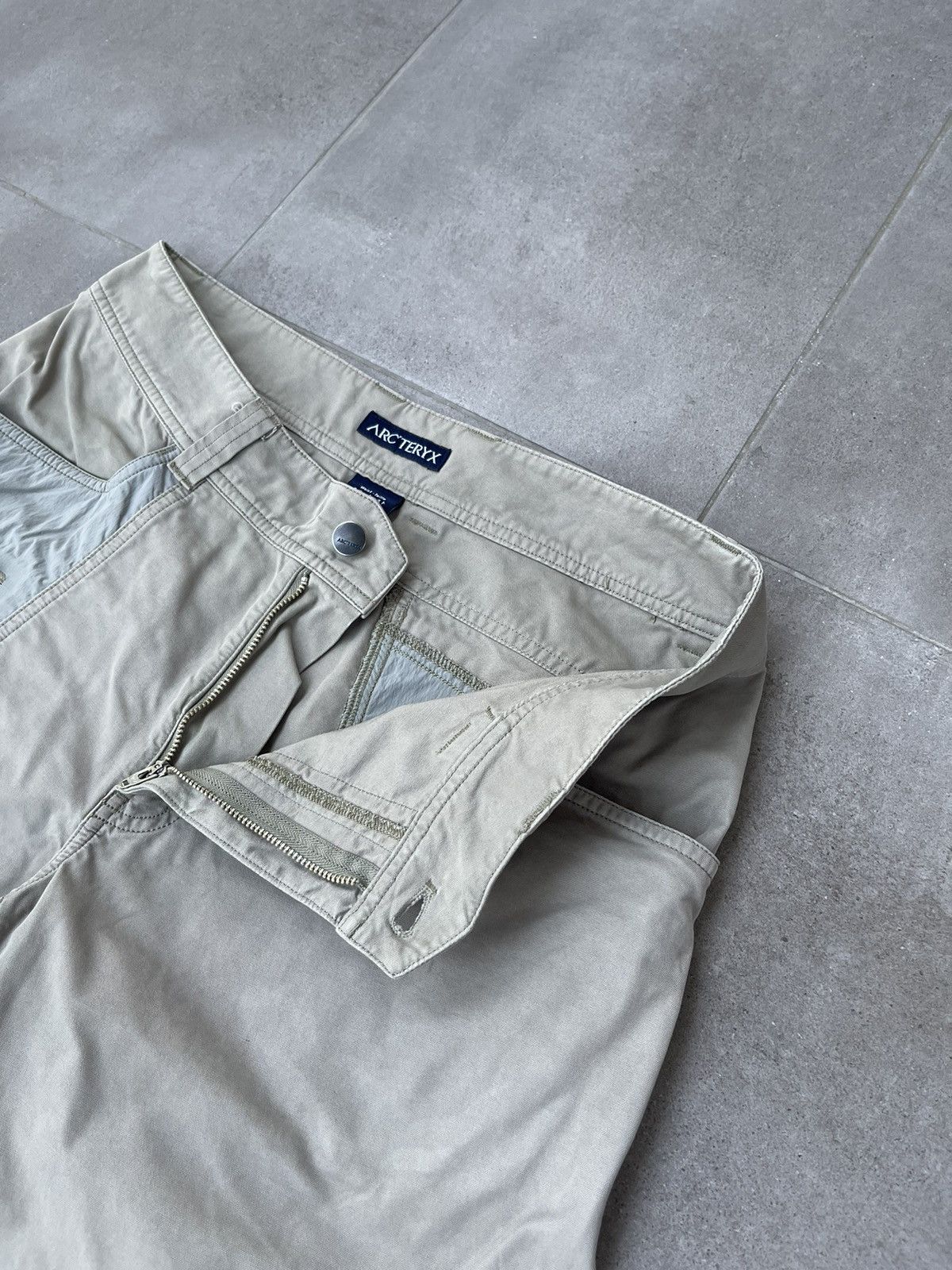 Arc'teryx Arc'Teryx Technical Beige Cargo Track Shorts Size US 32 / EU 48 - 12 Thumbnail
