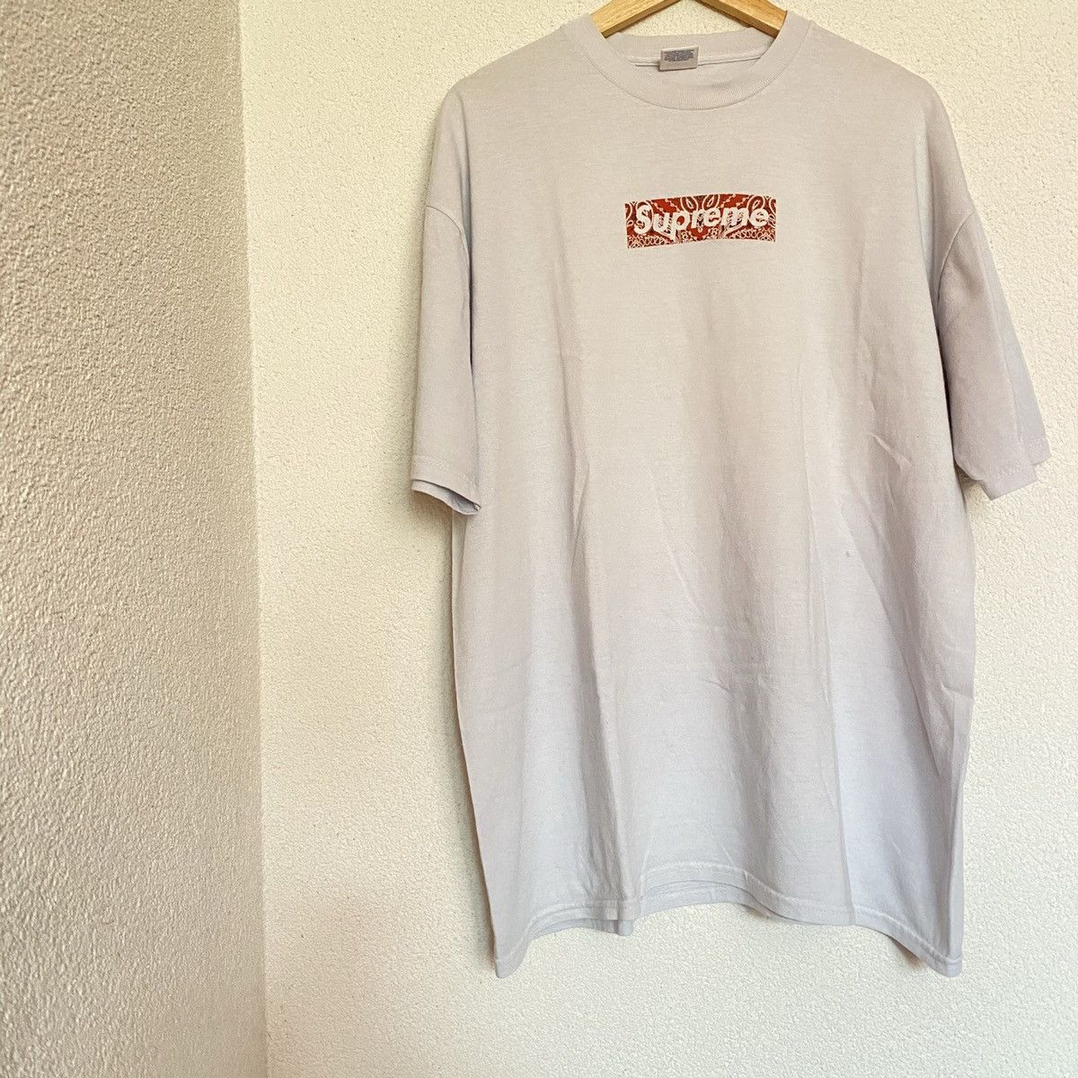 image of Supreme Bandana Boxlogo Paisley Tee 2001 in White, Men's