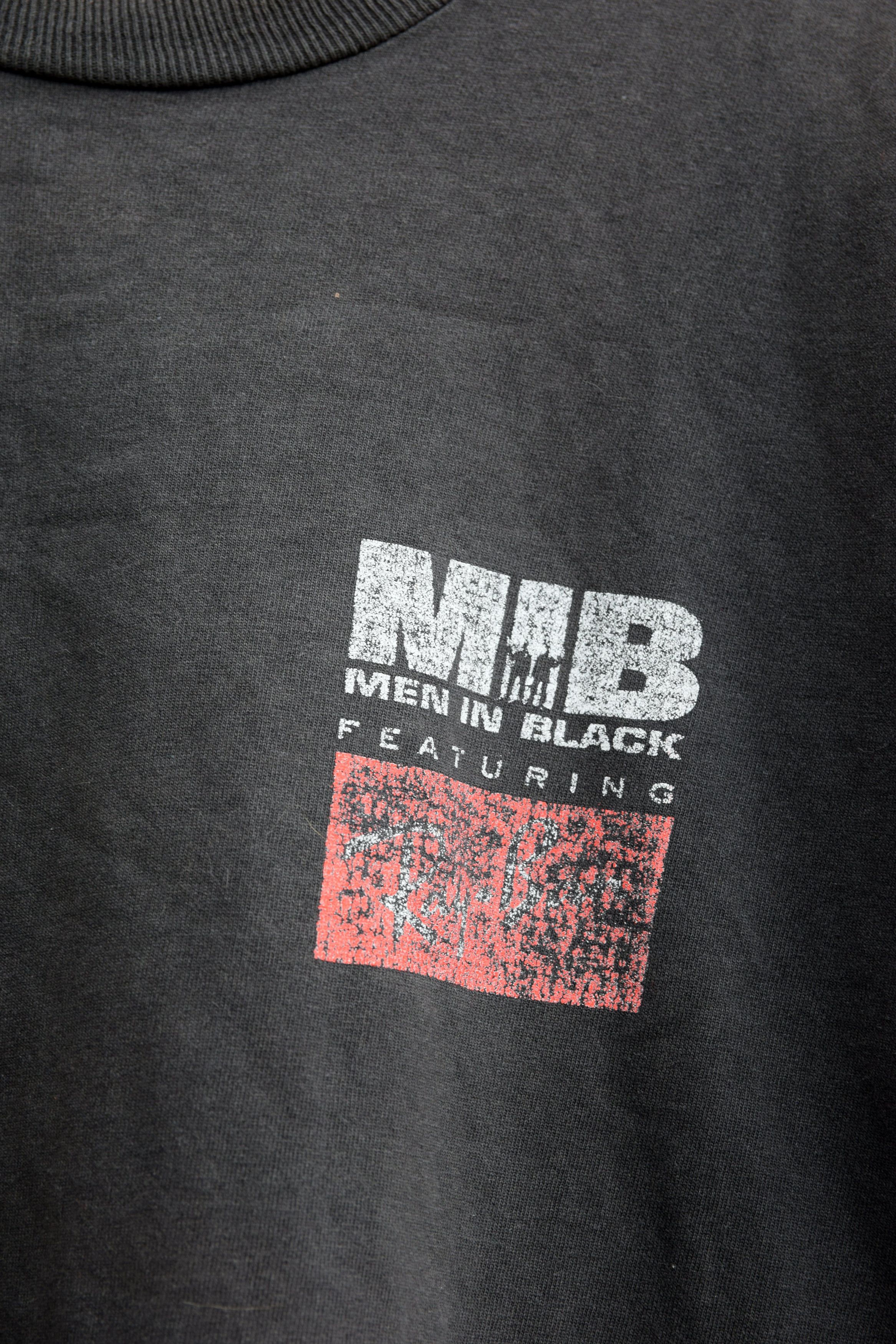 Vintage 1997 Man In The Black Ray Ban Official T-shirt XL Size US XL / EU 56 / 4 - 4 Thumbnail