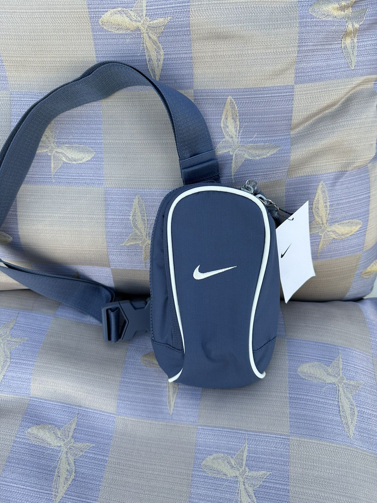 Nike × Vintage Nike Sportwear Essentials Crossbody Bag (1L) Size ONE SIZE - 2 Thumbnail