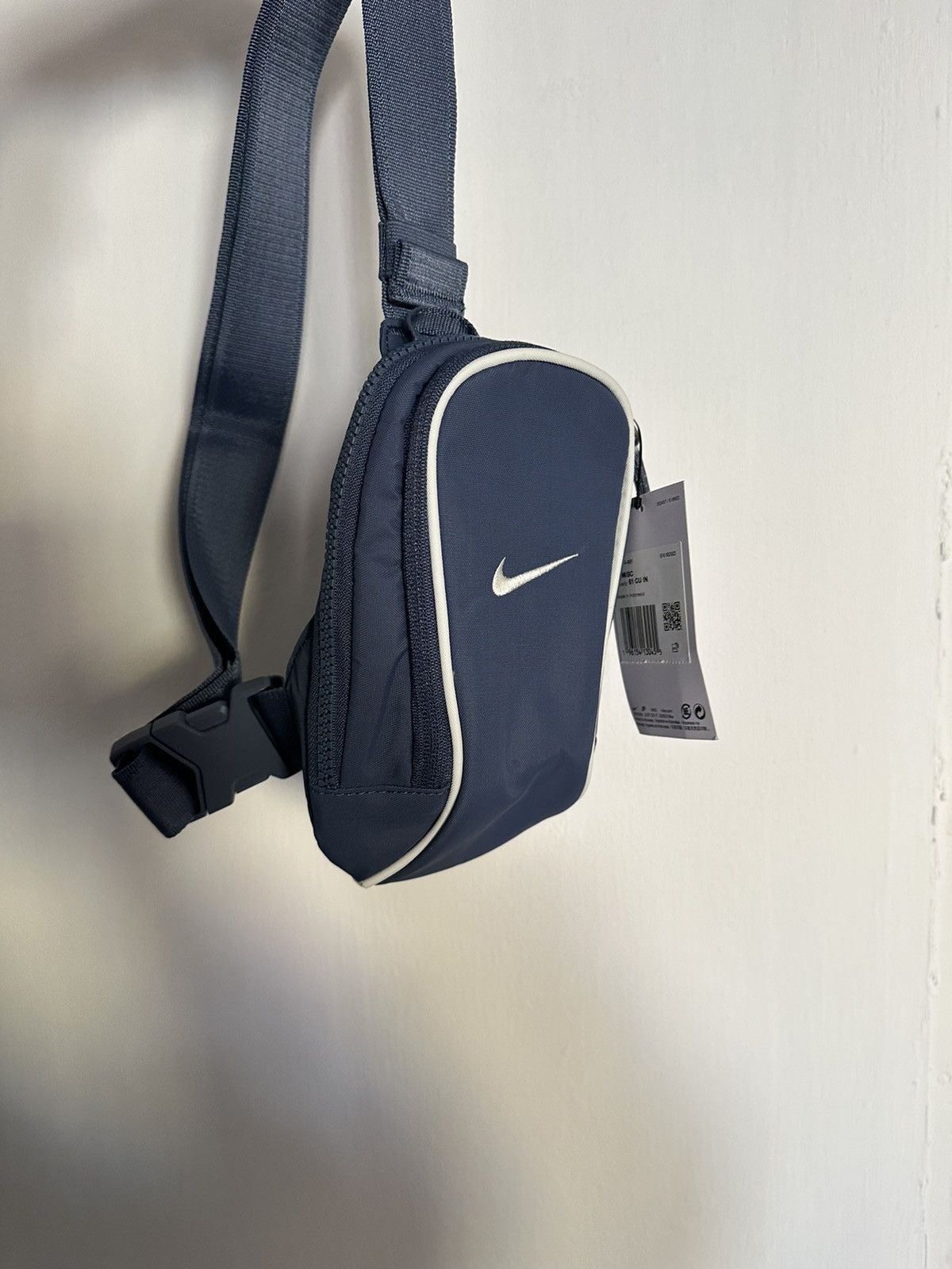 Nike × Vintage Nike Sportwear Essentials Crossbody Bag (1L) Size ONE SIZE - 4 Thumbnail