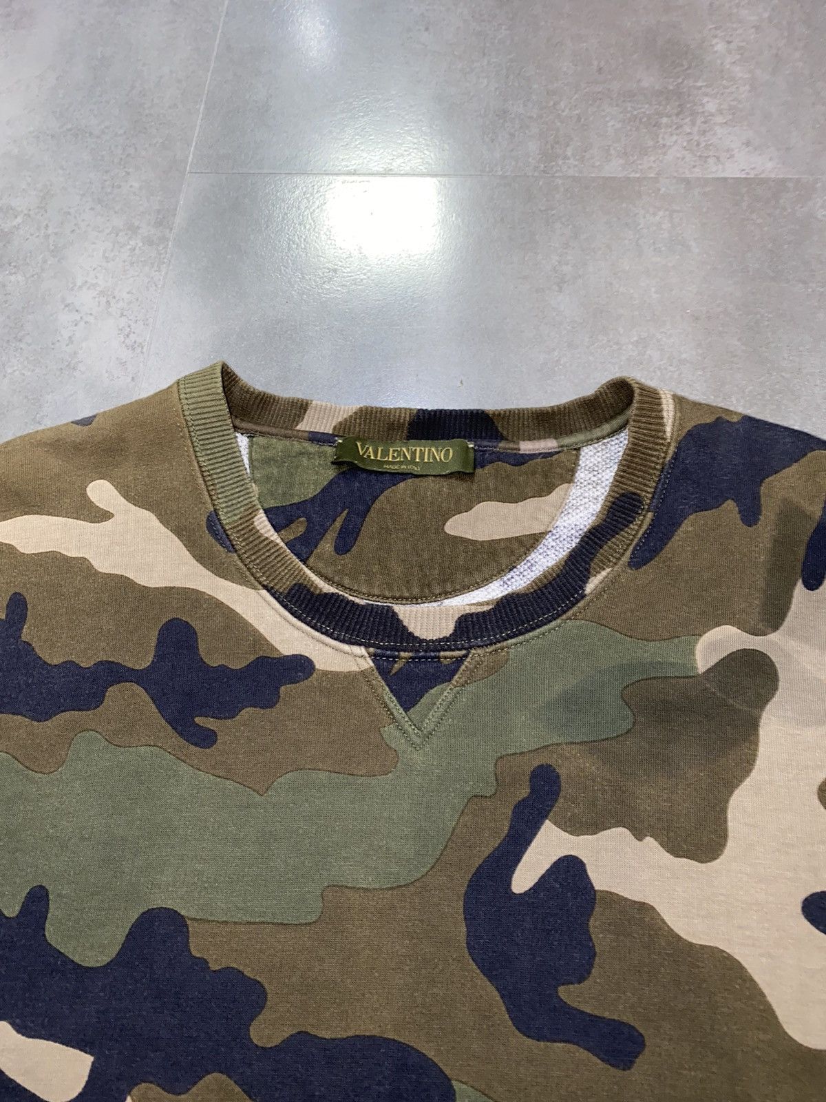 Valentino Valentino Camo All Over Printed Crewneck Size US L / EU 52-54 / 3 - 8 Thumbnail