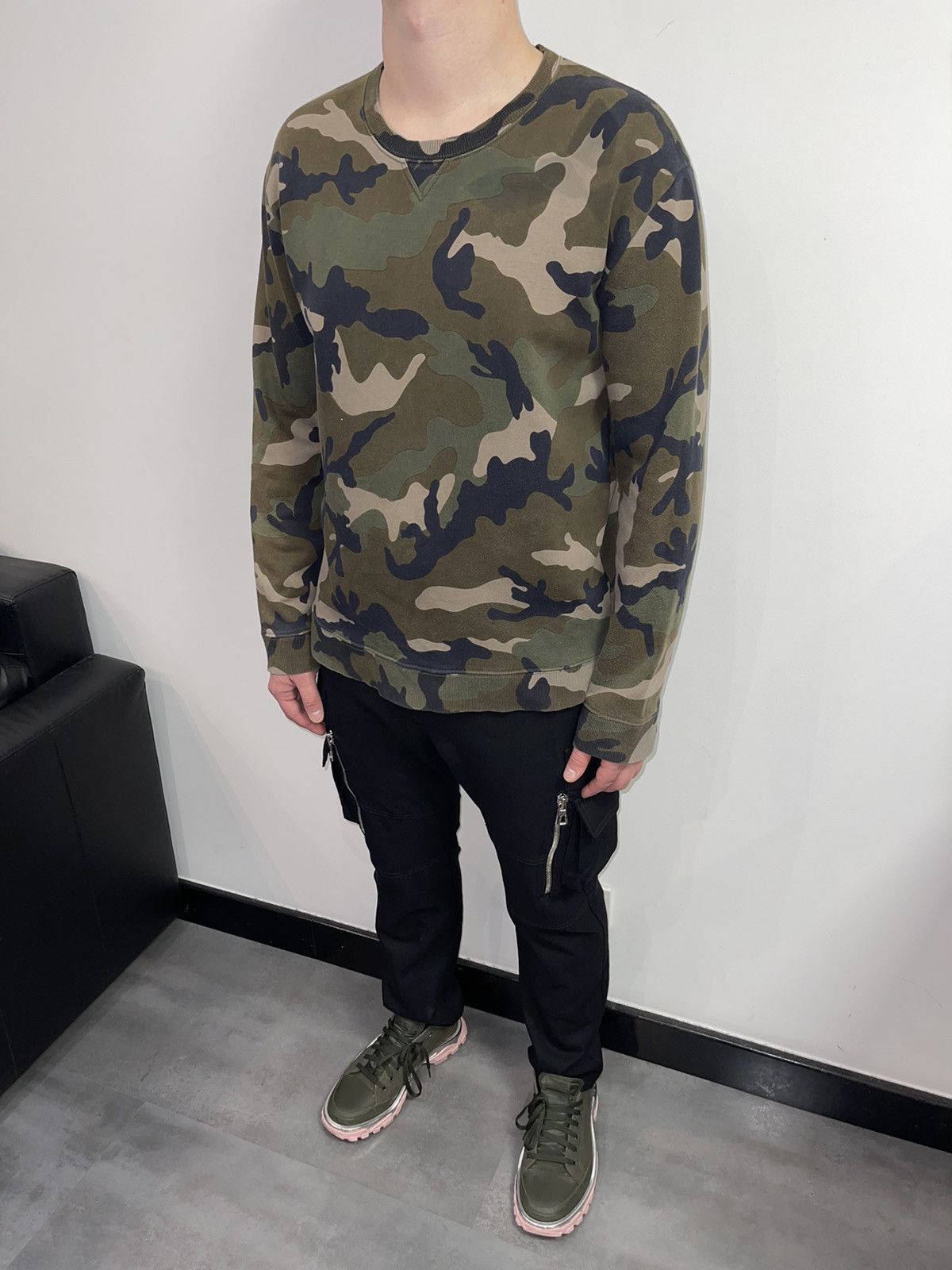 Valentino Valentino Camo All Over Printed Crewneck Size US L / EU 52-54 / 3 - 6 Thumbnail
