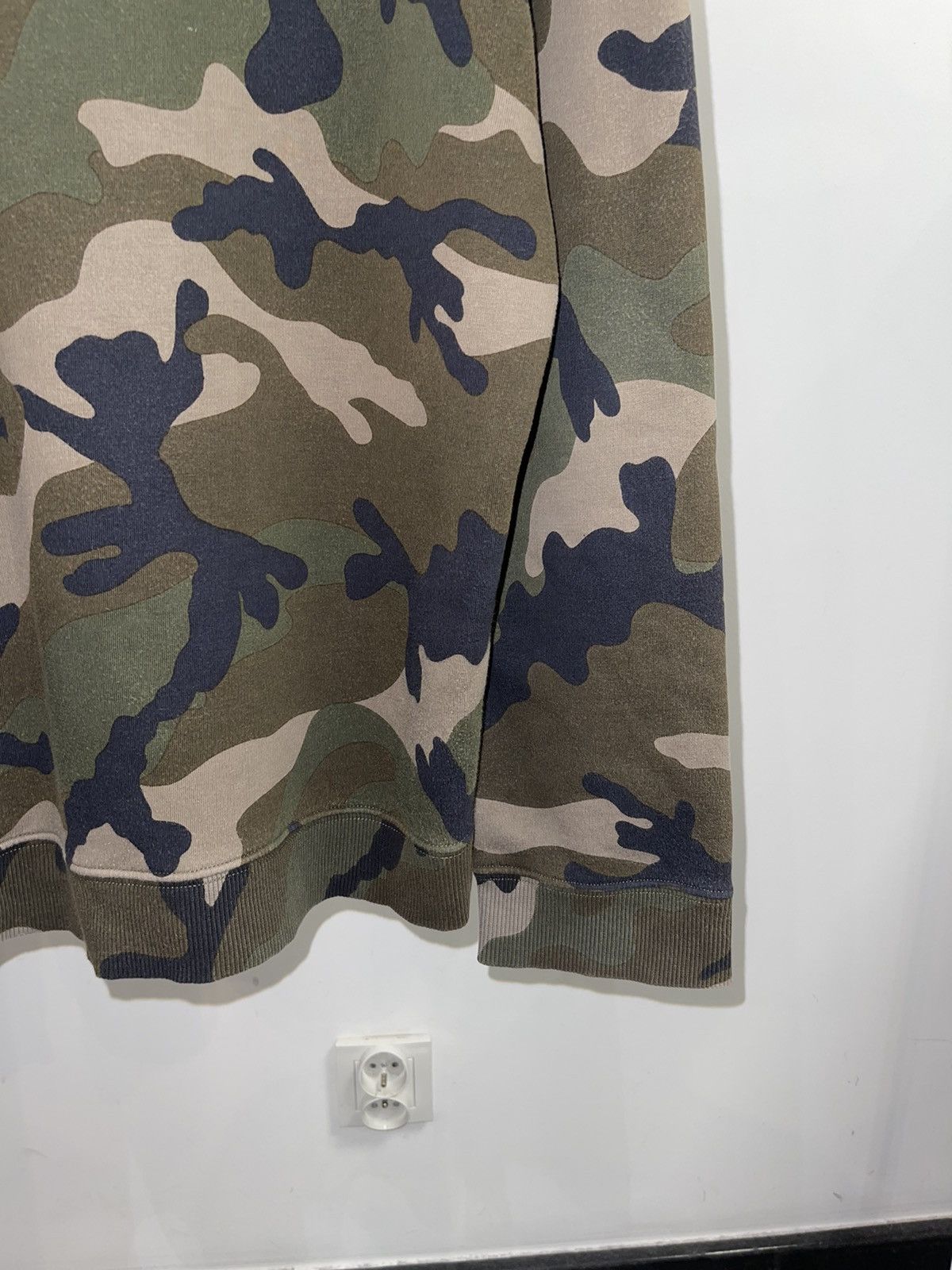 Valentino Valentino Camo All Over Printed Crewneck Size US L / EU 52-54 / 3 - 5 Thumbnail
