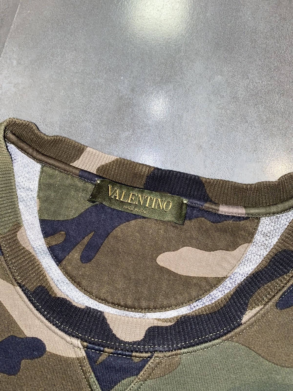 Valentino Valentino Camo All Over Printed Crewneck Size US L / EU 52-54 / 3 - 11 Thumbnail