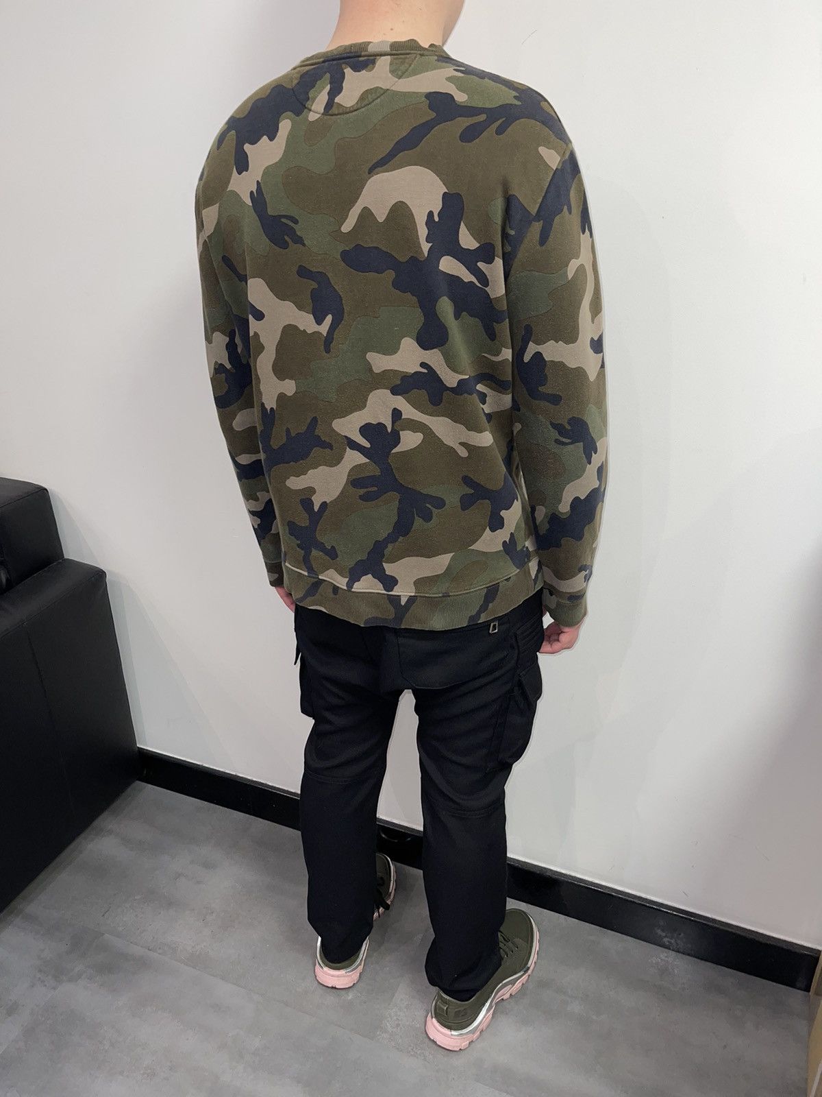 Valentino Valentino Camo All Over Printed Crewneck Size US L / EU 52-54 / 3 - 7 Thumbnail